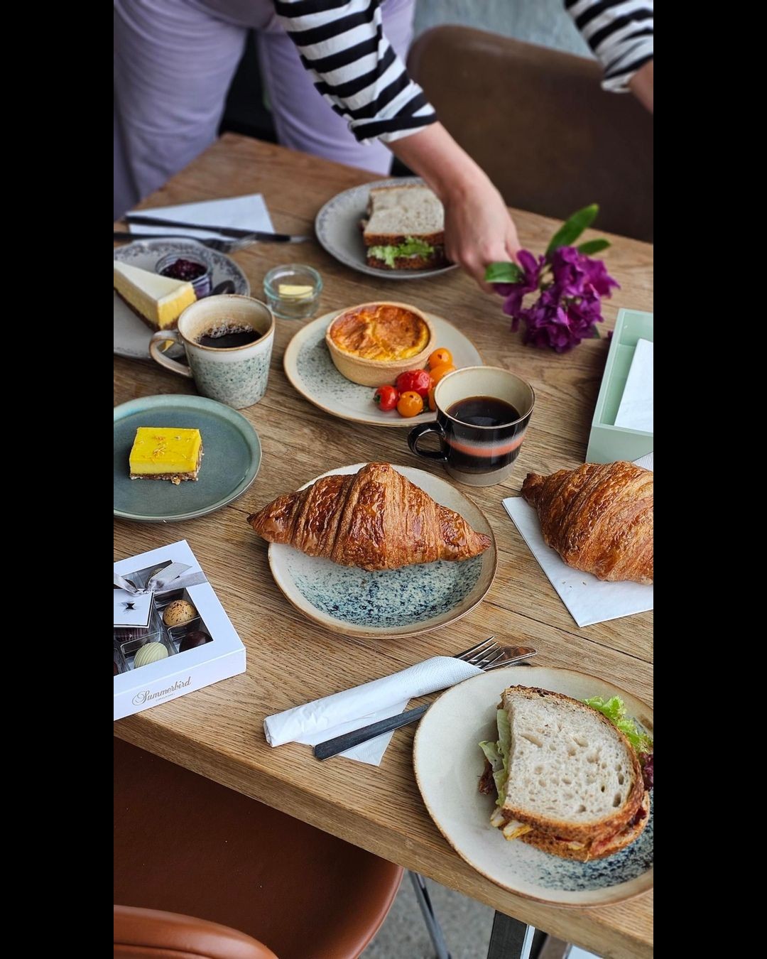 Lyden av kaffekverna i bakgrunnen.
Ferskt brød bak disken.
Og folk som hilser før de finner plass. ☕🌿
En vanlig dag hos oss handler om små grep som blir til noe godt.
Vi skjærer, rører og smaker oss fram.
Snakker sammen på kjøkkenet.
Møter gjester med ro og respekt. 🧀💛
Ta turen innom 🌿