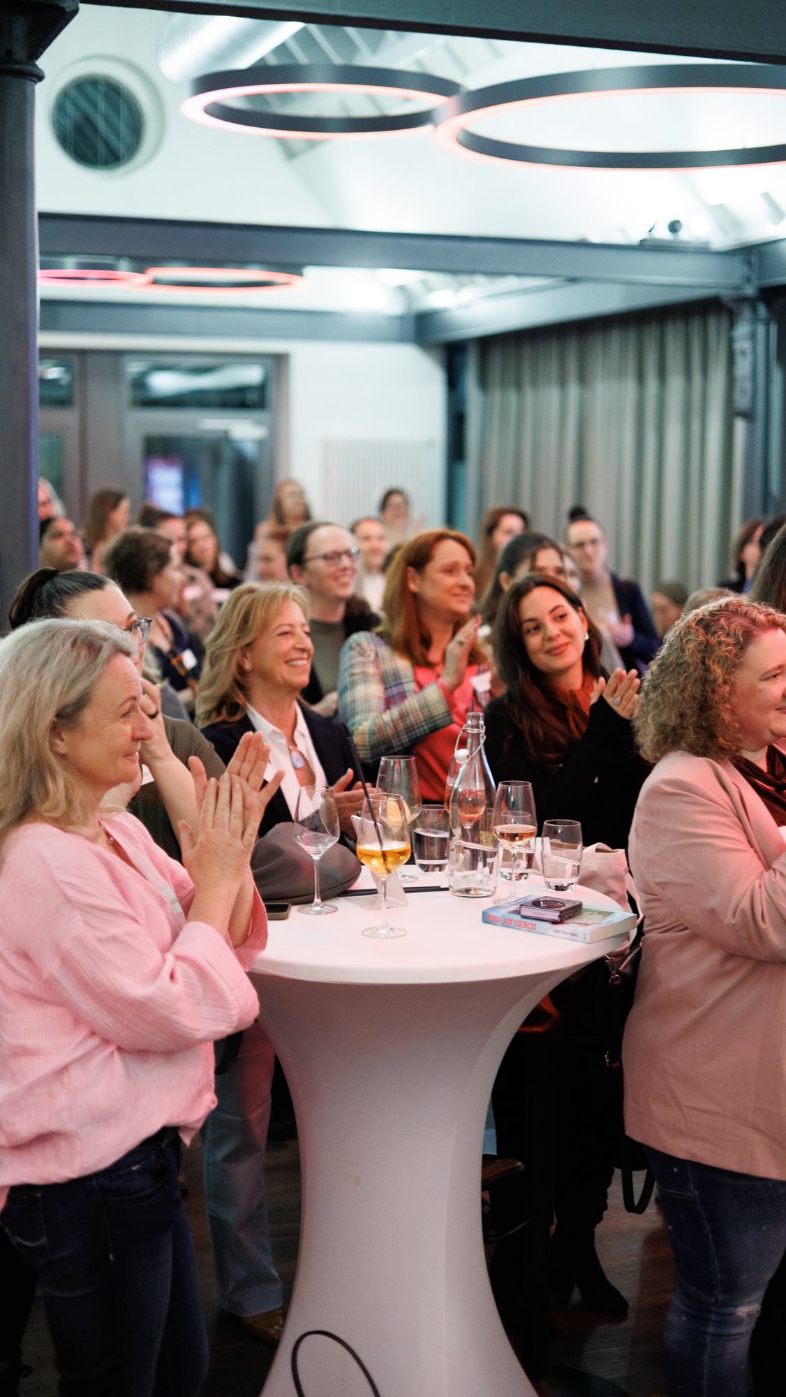 Manchmal sieht man den Erfolg erst, wenn man zurückblickt!
Heute fand unser erstes Frühstück im Nestwerk in Ettlingen statt – und ich gehe mit einem richtig vollen Herzen nach Hause.
Unsere Gastgeberin Nicole Eisele vom @nestwerk.ettlingen hat einen wundervollen Rahmen geschaffen.
Ein so liebevoll vorbereitetes Frühstück, eine wunderschöne Location und vor allem eine Atmosphäre, in der sofort spürbar war: Hier geht es um echte Begegnungen, um Austausch und um gegenseitige Unterstützung.
Gerade wenn man den Weg des Nestwerks in den letzten anderthalb Jahren verfolgt hat, wird eines ganz deutlich:
Selbstständigkeit ist kein gerader Weg.
Es gibt Phasen, in denen alles leicht wirkt – und andere, in denen viel Geduld, Mut und Durchhaltevermögen gefragt sind.
Neue Ideen, Veränderungen, ein langer Umbau, eine neue Location – und trotzdem immer weitergehen, weil man an seine Vision glaubt.
Und genau dafür stehen solche Orte.
Für Menschen, die etwas aufbauen.
Für Begegnungen, aus denen neue Ideen entstehen.
Für Gespräche, die inspirieren.
Danke liebe Nicole, dass du mit dem @nestwerk.ettlingen einen solchen Ort geschaffen hast.
Und danke an alle, die heute dabei waren.
So viele tolle Gespräche, so viele inspirierende Frauen – ich freue mich jetzt schon auf die nächsten Events.
Man setzt Samen – und irgendwann schaut man zurück
… und vor einem liegt plötzlich eine ganze Blumenwiese. 🌸
#frauenundbusiness
#karlsruhe
#unternehmensberatung
#netzwerken