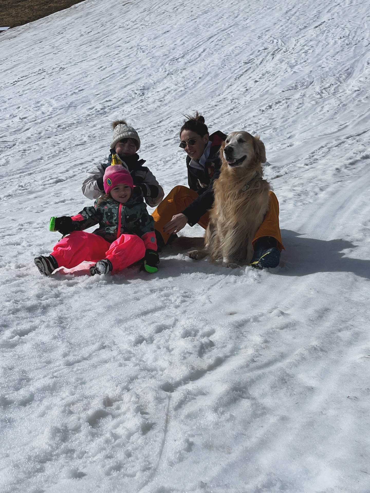 Pupazzo di neve (Baymax), discese improbabili e occupazione abusiva di un camino.
Direi che in due giorni abbiamo dato il nostro contributo alla montagna. ❄️❄️🔥
#famiglia #giornidineve #ricordibelli