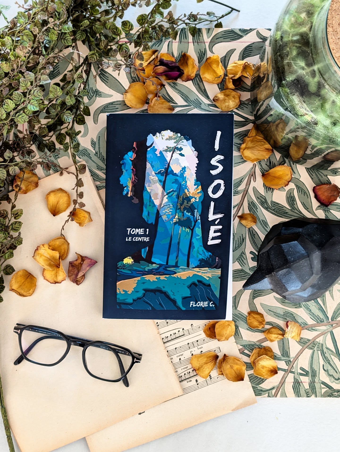 ✨ Isolé - Tome 1 : Le centre - Florie C. ✨
Posons les bases : Nous sommes en 2073 et un virus a décimé une grande partie de l’humanité. Le monde s'est effondré lentement et maintenant... On fait quoi ?
C’est le point de départ de ce roman, qui suit Aimé, 20 ans, un isolé. Mais c’est quoi un isolé, au juste ? Ce sont ceux qui ont survécu aux contaminations et qui vivent en dehors de la Nouvelle Société, ce système basé sur le pacifisme, l’égalité des tâches et… l’amour universel. Sur le papier, ça vend du rêve. Mais les humains sont-ils vraiment capables de mettre leur égoïsme et leur soif de pouvoir de côté ? Rien n’est moins sûr.
L'univers était hyper immersif. Il prend un peu de temps à se mettre en place,mais c'est pour mieux nous faire rentrer dans l'histoire.
C'est un premier tome d'une saga donc il est assez introductif comme tous les premiers tomes, mais j'ai trouvé qu'il restait assez rythmé. Pour le coup on apprend tout un tas de choses aux côtés de Aimé qui a ce petit ton sarcastique que j'adore retrouvé dans les romans. Il garde de l'espoir et honnêtement, vu tout ce qui lui tombe sur la tête, il a du courage !
Cette histoire aborde tout un tas de thèmes hyper intéressants, comme l'écologie, la justice et la résilience.
Les personnages sont charismatiques, ils ne se comprennent parfois pas car leurs traumatismes et leurs peurs sont différents, mais ça fait un sacré melting pot qui donne de la profondeur.
Bravo pour la plume qui est fluide et facile à lire. Il y a un fond de poésie dans les phrases que j'ai particulièrement apprécié.
Ne vous attendez pas à une histoire pleine d'action à chaque page car ici on va plutôt chercher à nous faire nous questionner, nous mettre à la place du héros et se demander si nous on aurait pas tout simplement piqué une tente dans les débris et attendu que le temps passe.
Si vous aimez les romans post-apocalyptiques avec un world-building solide, celui-ci devrait vous plaire. Pour ma part, j’ai adoré cette découverte !
Ce roman est disponible chez @betapublisher ❤️
#Isolé #FlorieC #ScienceFiction #PostApocalyptique #Bookstagram