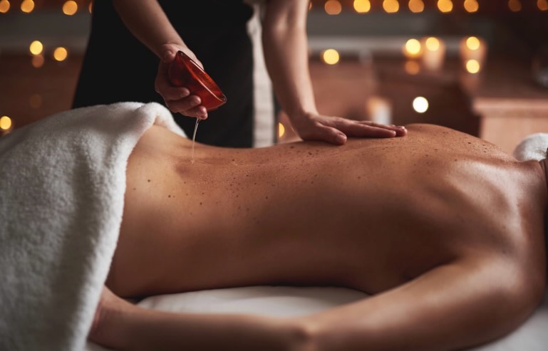 🌟 Heaven & Earth Treatment 🌟
Marma + Abhyanga with Reflexology
This deeply grounding treatment brings together two powerful healing traditions.
The first half begins with Abhyanga + Marma Therapy — a warm Ayurvedic oil therapy combined with gentle stimulation of the body’s vital energy points. This helps calm the nervous system, release stored tension, and restore the natural flow of prana throughout the body.
The second half moves to Reflexology, focusing on the feet — the foundation of the body. By working specific reflex points, we support balance in the organs, nervous system, and overall vitality.
Heaven above. Earth below.
Energy flowing between the two.
A treatment designed to leave you feeling deeply relaxed, grounded, and reconnected.
#ayurveda #marma #abhyanga #reflexology #holistichealing