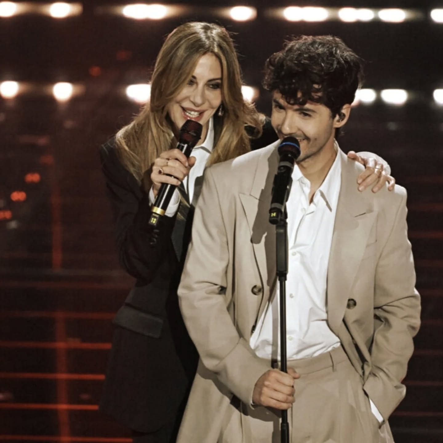 🇮🇹 Dziś finał #Sanremo2026. Swiatła, orkiestra, emocje większe niż na mundialu (przynajmniej dla mnie 🙃), a przed telewizorami - miliony Włochów.
Komentują, wzdychają, śmieją się, czasem i wzruszają (wczoraj na wieczorze coverów było ku temu sporo okazji).
I mówią włoskim, którego… NIE znajdziesz w podręczniku.
Bo podręcznik nie nauczy Cię, dlaczego ktoś mówi:
– Ma che dici, mica è così!
– Boh…
– Magari! (i wcale nie chodzi o „może”)
Nie uczy Cię, że „MICA” to nie tylko przeczenie, że „boh” to całe filozoficzne westchnięcie 😏
Że „MAGARI” może znaczyć: oby, może, gdyby tylko… i wszystko zależy od tonu głosu.
Jeśli uczysz się włoskiego od dawna, pewnie już to dostrzegasz 💡
Włosi mówią inaczej, niż w ćwiczeniach z lukami (a ćwiczenia z lukami, imo, to zło w najczystszej postaci 🤫)
Dlatego kiedy trwa Sanremo, wiele osób ogląda i czuje się trochę jak za szybą. A można inaczej ✨
Rozumieć reakcje w social mediach, jak Włosi komentują występy. Można rozumieć żarty prowadzących.
Albo wyłapać, kiedy „allora” jest tylko przerywnikiem, a kiedy zapowiada coś ważnego.
🫒W programie „Toskańskie Szlaki” nie uczysz się włoskiego, żeby zdać jakieś teoretyczne testy.
Uczysz się włoskiego, który żyje 🧡
Takiego, który słyszysz:
🎵w piosenkach,
🎬 w dialogach filmowych,
🍝 przy stoliku w trattorii,
💬 w rozmowie o wszystkim i o niczym
🏘️ Uczymy się w kontekście, w rytmie miasta i wśród toskańskich uliczek, gdzie język nie jest teorią, tylko codzienną umiejętnością.
🤌Bo włoski to nie tylko słowa, ale i gesty, to brwi uniesione w niedowierzaniu, „ma dai!” rzucone z niecierpliwością, to chwila zawahania przed „allora…”.
A teraz wyobraź sobie, że za tydzień możesz przenieść się właśnie tam, na Toskańskie Szlaki (po szczegóły przesuń zdj w prawo)
Nie jako turystka z rozmówkami w dłoni, tylko jako kobieta, która naprawdę rozumie włoski - nie tylko w podróży, ale i w codziennym życiu, tu i teraz :)
📺 Dziś wieczorem włącz Sanremo, posłuchaj, zobacz, ile wyłapiesz.
A potem napisz w komentarzu jedno słowo, które oglądając słyszysz najczęściej. Jestem ciekawa, czy pojawi się „magari”… A może "comunque", "quindi", cioe 🇮🇹 Dziś finał #Sanremo2026. Swiatła, orkiestra, emocje większe niż na mundialu (przynajmniej dla mnie 🙃), a przed telewizorami - miliony Włochów.
Komentują, wzdychają, śmieją się, czasem i wzruszają (wczoraj na wieczorze coverów było ku temu sporo okazji).
I mówią włoskim, którego… NIE znajdziesz w podręczniku.
Bo podręcznik nie nauczy Cię, dlaczego ktoś mówi:
– Ma che dici, mica è così!
– Boh…
– Magari! (i wcale nie chodzi o „może”)
Nie uczy Cię, że „MICA” to nie tylko przeczenie, że „boh” to całe filozoficzne westchnięcie 😏
Że „MAGARI” może znaczyć: oby, może, gdyby tylko… i wszystko zależy od tonu głosu.
Jeśli uczysz się włoskiego od dawna, pewnie już to dostrzegasz 💡
Włosi mówią inaczej, niż w ćwiczeniach z lukami (a ćwiczenia z lukami, imo, to zło w najczystszej postaci 🤫)
Dlatego kiedy trwa Sanremo, wiele osób ogląda i czuje się trochę jak za szybą. A można inaczej ✨
Rozumieć reakcje w social mediach, jak Włosi komentują występy. Można rozumieć żarty prowadzących.
Albo wyłapać, kiedy „allora” jest tylko przerywnikiem, a kiedy zapowiada coś ważnego.
🫒W programie „Toskańskie Szlaki” nie uczysz się włoskiego, żeby zdać jakieś teoretyczne testy.
Uczysz się włoskiego, który żyje 🧡
Takiego, który słyszysz:
🎵w piosenkach,
🎬 w dialogach filmowych,
🍝 przy stoliku w trattorii,
💬 w rozmowie o wszystkim i o niczym
🏘️ Uczymy się w kontekście, w rytmie miasta i wśród toskańskich uliczek, gdzie język nie jest teorią, tylko codzienną umiejętnością.
🤌Bo włoski to nie tylko słowa, ale i gesty, to brwi uniesione w niedowierzaniu, „ma dai!” rzucone z niecierpliwością, to chwila zawahania przed „allora…”.
A teraz wyobraź sobie, że za tydzień możesz przenieść się właśnie tam, na Toskańskie Szlaki (po szczegóły przesuń zdj w prawo)
Nie jako turystka z rozmówkami w dłoni, tylko jako kobieta, która naprawdę rozumie włoski - nie tylko w podróży, ale i w codziennym życiu, tu i teraz :)
📺 Dziś wieczorem włącz Sanremo, posłuchaj, zobacz, ile wyłapiesz.
A potem napisz w komentarzu jedno słowo, które oglądając słyszysz najczęściej. Jestem ciekawa, czy pojawi się „magari”… A może "comunque", "quindi", cioe