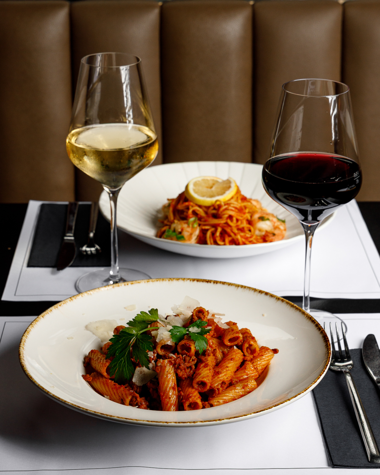 Manchmal braucht es nicht viel, um glücklich zu sein – ein Teller Pasta, ein gutes Glas Wein und ganz viel Wohlfühlfeeling.
Im Ludwigs verbinden sich Tradition und Leichtigkeit, Genuss und Gemütlichkeit. Ob cremig, würzig oder mit Meeresaromen – das sind unsere Pasta-Gerichte. Und wer sie mit einem passenden Wein kombiniert, weiß: besser wird’s nicht.
#ludwigskarlsruhe #50jahreludwigs #karlsruheisst #pastaliebe #genussmomente #weingenuss