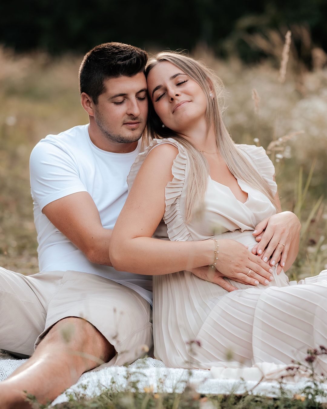Babybauch-Shooting in der Natur & im Studio 🤍
Gerne gestalten wir eure Bilder ganz individuell – in meinem Studio und draußen in der Natur. So entsteht eine wunderschöne Mischung aus zeitlosen, ruhigen Aufnahmen und lebendigen Momenten im Freien.
Die Kleider dieses Shootings stammen alle aus meinem Kundenkleiderschrank und können von euch kostenlos ausgeliehen werden. Sie sind nicht nur perfekt für euer Babybauch-Shooting, sondern auch ideal für ein späteres Newborn-Shooting. ✨
Ich freue mich darauf, eure besondere Zeit in liebevollen Bildern festzuhalten.
Wo würdet ihr euer Babybauch-Shooting am liebsten machen?