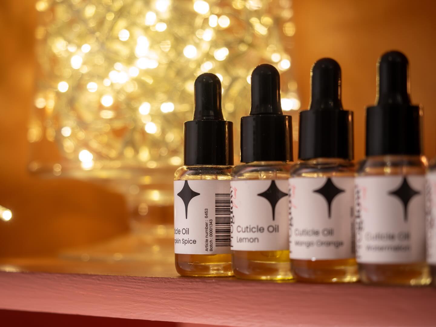 Découvre nos huiles pour cuticules✨
Hydratation, douceur, et une odeur à tomber…
Bonbon pêche, cerise, pain d’épices, tropical, mangue-orange, cookie.
Tu choisis laquelle ? 💅