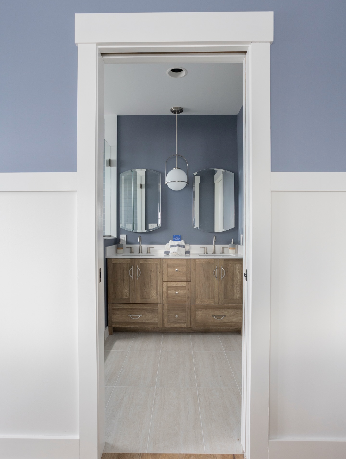 Design inspiration can come from the most unexpected places.
For this bathroom, it started with a tile I happened to fall in love with. The unique, rounded shape of the shower floor & niche tile became the quiet inspiration for the rest of the space.
Notice how I repeated those curves in the mirrors, lighting, fixtures, and cabinet hardware to tie the shower and vanity areas together?
The result is a bathroom that feels balanced, calm, and cohesive.
Some might say this is a design that comes full circle… 😉⚪️🪄✨
📸: @maddysportelliphoto
🔨: @stc_designs_
🪄✨: @katielynne_interiors
🔘: @elardotile_