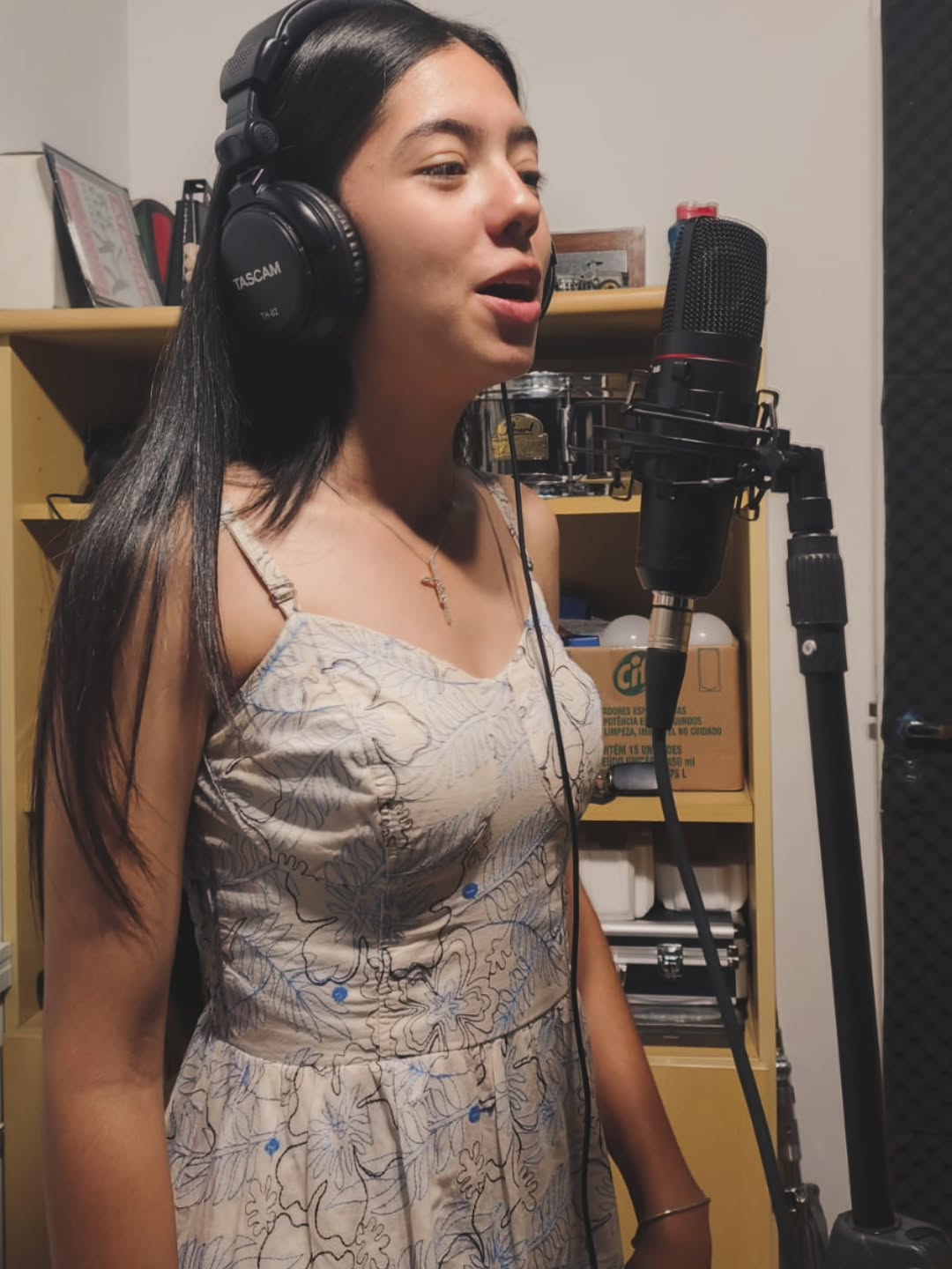 Maria Helena em aula de voz e gravação da música "Bençãos que não têm fim".. Em breve, será postada a gravação de hoje.