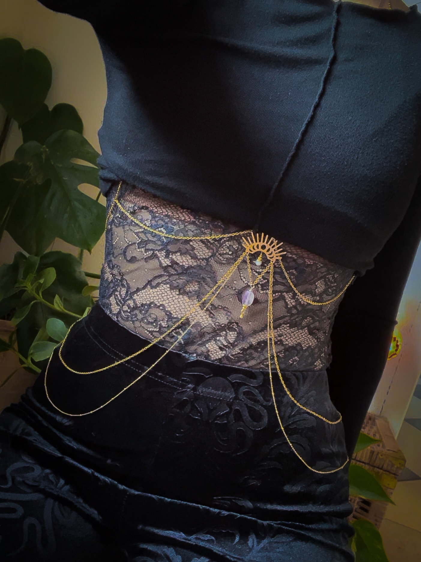 Le tout premier bijou de corps que je crée ✨ Qu’en pensez-vous ?
Ici, j’ai marié la douceur du laiton avec les reflets de l’améthyste et de l’opalite. 🌙💜
Peut-être que prochainement, je m’essaierai à tisser un peu de macramé pour vos bijoux de corps… si ce style vous plaît, je suis toute ouïe !
Chaque bijou de corps sera pensé pour sublimer votre corps en mouvements.
#macramejewelry #bijoupierrenaturelle #stonejewelry #whimsicaljewelry #naturejewelry