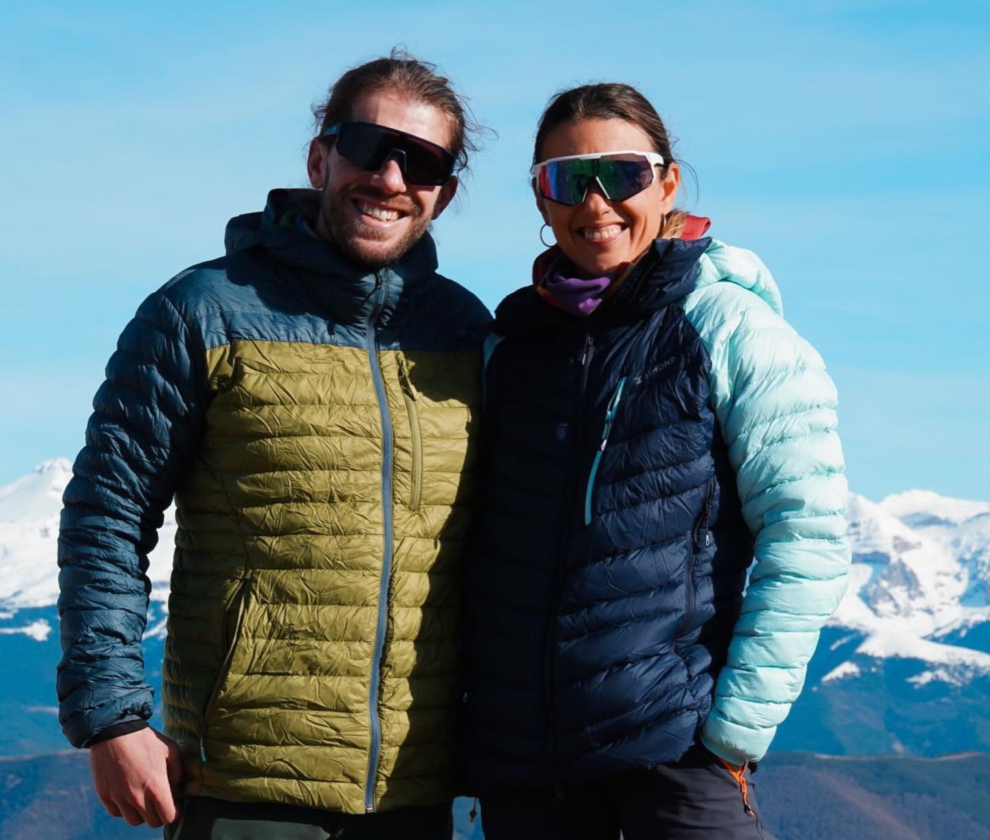 Este fin de semana no tocaba alta montaña.
El riesgo de aludes seguía ahí.
Y decidir cambiar el plan también es saber montaña.
Así que volvimos a lo esencial:
sendero, amigos y naturaleza.
Primero, rodeando los Mallos de Riglos.
Esas paredes gigantes de roca rojiza que parecen sacadas de otro continente.
Buitres sobrevolando y conversaciones que solo aparecen cuando caminas sin prisa.
Al día siguiente, circular por Peña Oroel y Pico Bacials.
Con nieve todavía presente en el camino.
Y ese balcón brutal donde el paisaje se abre y todo se hace pequeño.
Llevábamos casi dos meses sin salir así.
Y se nota cuando vuelves.
Hemos reído.
Hemos visto animales.
Hemos pisado nieve.
Hemos respirado hondo.
La naturaleza no siempre te da épica.
A veces te da equilibrio.
Y este finde nos ha puesto las pilas otra vez.
Qué suerte poder ir.
Qué suerte poder elegir.
Qué suerte poder volver.
🌿 La montaña no siempre es subir más alto.
A veces es simplemente estar.
#Senderismo #MallosDeRiglos #PeñaOroel #montañaenforma #Televiajar