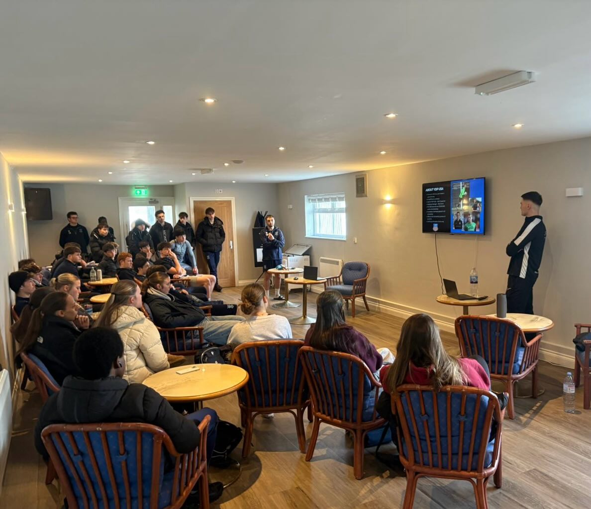 Thank you to @rtfcacademy for having us in again today to speak with their male and female scholars 🗣️
•
Over the years we’ve developed a strong relationship with with players and staff from Rugby and hope to continue this into the future with a number of their athletes signed for 2027 🇺🇸
•
Pictured are former RTFC scholars who are now competing at an elite level in the US:
@joe.taylor.1 - @elonmsoccer NCAA D1
@dancoles26 - @carsonnewmanmensoccer NCAA D2
@masonplatts1 - @drurymenssoccer NCAA D2