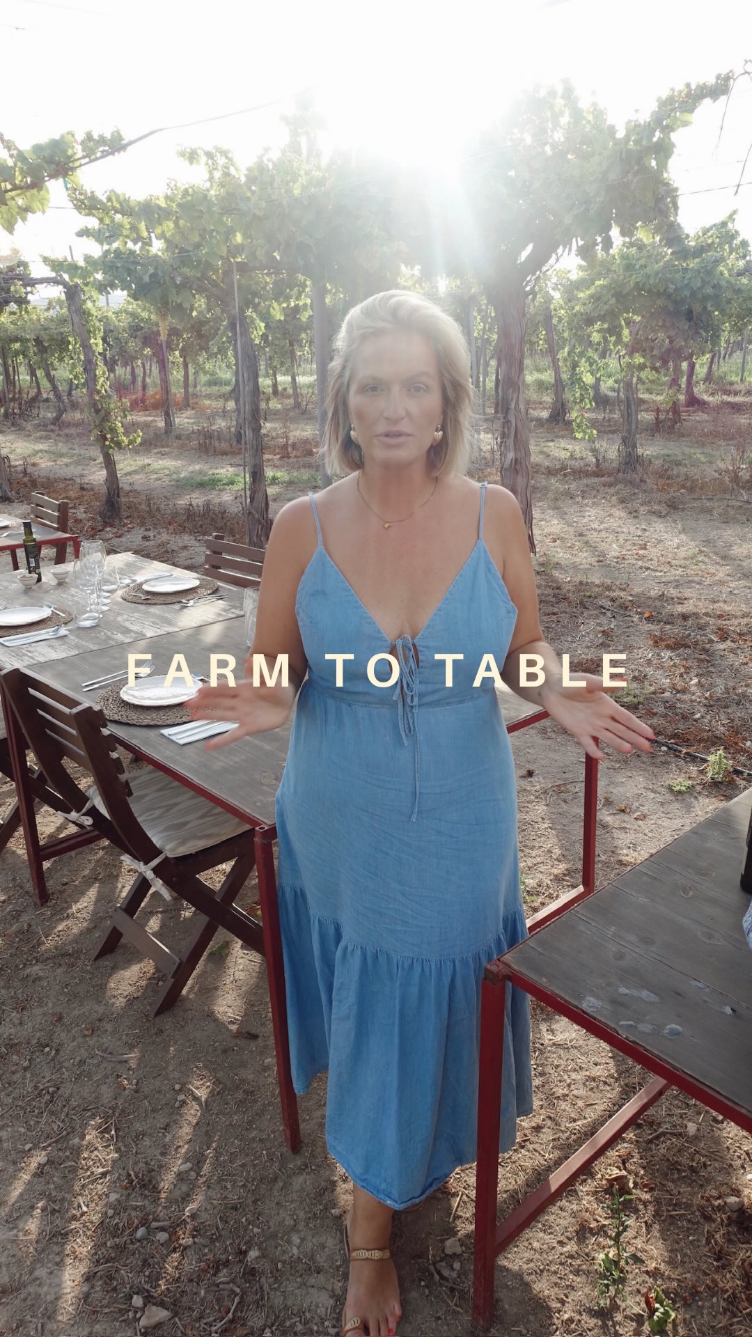 Farm to Table auf Mallorca 🌿
Wenn du Mallorca nicht nur vom Strand aus erleben willst, sondern die Insel wirklich fühlen möchtest, dann gehört ein Farm to Table Event auf deine Bucketlist. Saisonale Produkte, direkte Einblicke in den Anbau und ein Dinner mitten in der Natur machen diese Experiences zu etwas ganz Besonderem.
Hier sind meine drei Favoriten für Farm to Table auf Mallorca:
🌿 Solu Mallorca
Im Sommer echtes Farm to Table Dinner im Garten mit Menü vom Feld nebenan.
Jetzt im Frühjahr startet das Farm Bistro Konzept:
🕒 12:30 bis 14:30
💰 €10 Reservierungsgebühr pro Person, wird angerechnet
🍷 Sharing Plates, saisonal, intim, fast Fine Dining
📌 Nur mit Reservierung
Extras: Kochkurse & Special Events
🌿 Terragust Mallorca
Der Big Player unter den Farm to Table Anbietern auf Mallorca. Lange Tafeln, Livemusik und entspannte Atmosphäre zwischen Tomatensträuchern.
Du hast zwei Optionen:
🍽 Menü ohne Tour
🌱 Menü inklusive geführter Tour durch die Anbaufelder
🕒 Dauer mit Tour ca. 4 Stunden
💰 ca. €73,82 pro Erwachsener mit Tour
🌿 Hort de Sa Vall
Mallorquinischer Familienbetrieb mit mehreren Angeboten:
🌱 Dinner Experience
💰 ab ca. €38 pro Erwachsener
🔥 Showcooking & BBQ
💰 ca. €50 pro Erwachsener
Tour + Showcooking + Grill
🍳 Brunch
💰 ca. €36,50 pro Erwachsener
Ländlicher Brunch mit km0 Produkten
Hier bekommst du ehrliche, saisonale Küche mit ganz viel Herz. Besonders schön, wenn du das authentische Mallorca erleben möchtest.
Es gibt noch weitere Farm to Table Events auf Mallorca, aber diese drei gehören für mich zu den schönsten Dinner Experiences der Insel.
Speicher dir das unbedingt ab, wenn du ein besonderes Dinner auf Mallorca suchst 📍
#farmtotablemallorca #mallorcatipps #mallorcaguide #travelguidemallorca