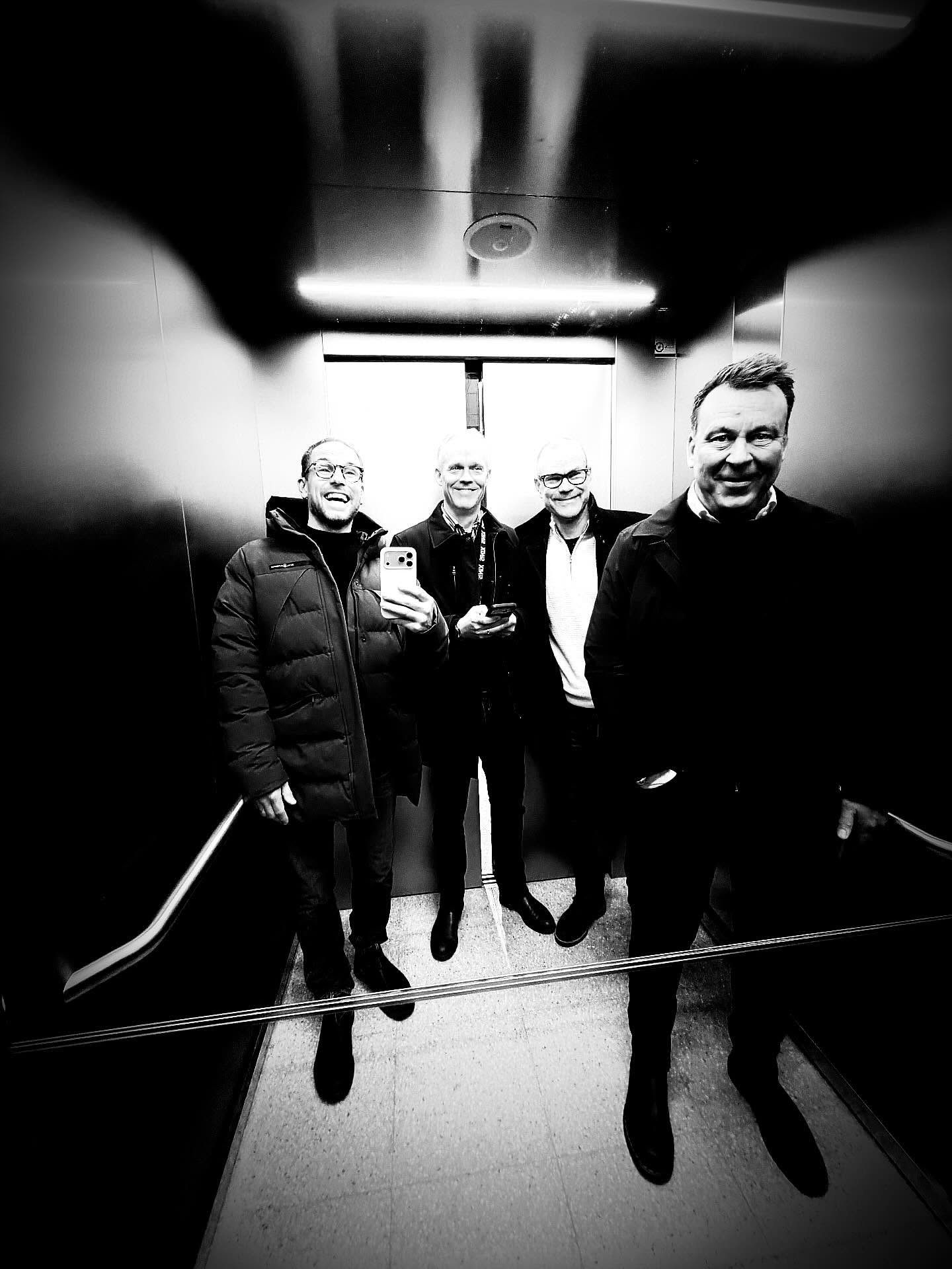 Elevator shot from Thursday.
Depeche Mode vibes — and when it’s time to close the year, the CFO is always the lead singer. @mikael_71_gbg 🎤😎
@sinixgroup