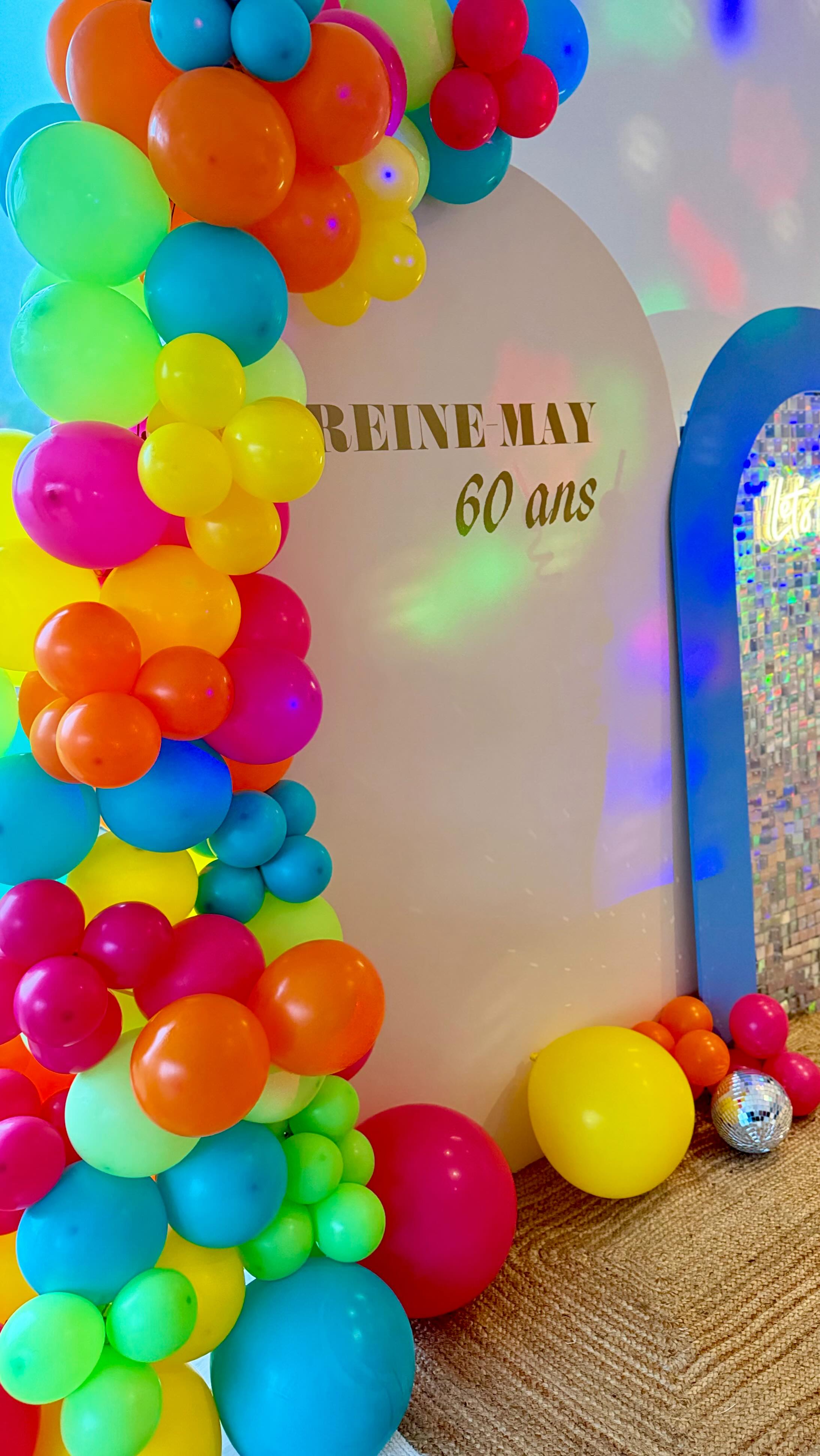 De jour comme de nuit, le décor des 60 ans de Reine a brillé de ses belles couleurs 🪩
#jalmaevent #decoration #decorationevenementielle #anniversaire #decoratriceevenementielle