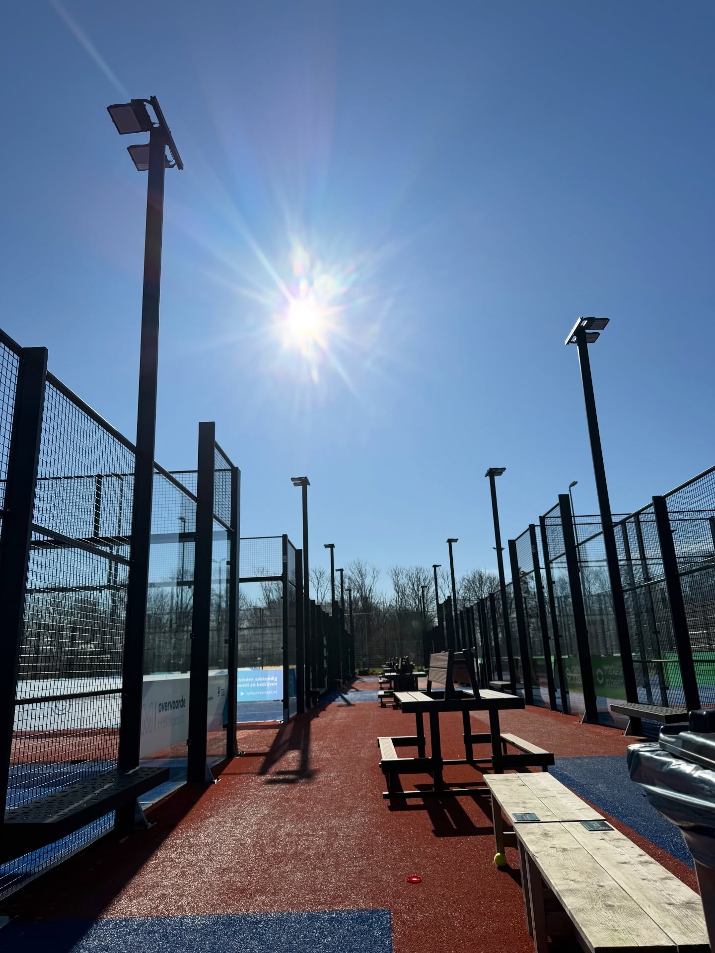 ☀️🎾 Helaas… het is even gedaan met het mooie weer!
Vandaag moeten we het helaas even zonder zon doen. Geen zorgen… volgende week kunnen we weer shinen, want het wordt weer heerlijk padelweer! 💪🔥
Even een update voor de komende dagen:
✅ Maandagavond lessen zitten helemaal vol
🔥 Dinsdag krijgen we bezoek van ISW Gasthuislaan – gezellig!
✅ Woensdagochtend lessen zitten ook vol
👉 Vrijdag hebben we nog een paar plekjes vrij!
Wil je nog meedoen op vrijdag? Stuur ons even een berichtje of schrijf je snel in via de website.
Op naar een zonnige padelweek volgende week! 🌞🎾