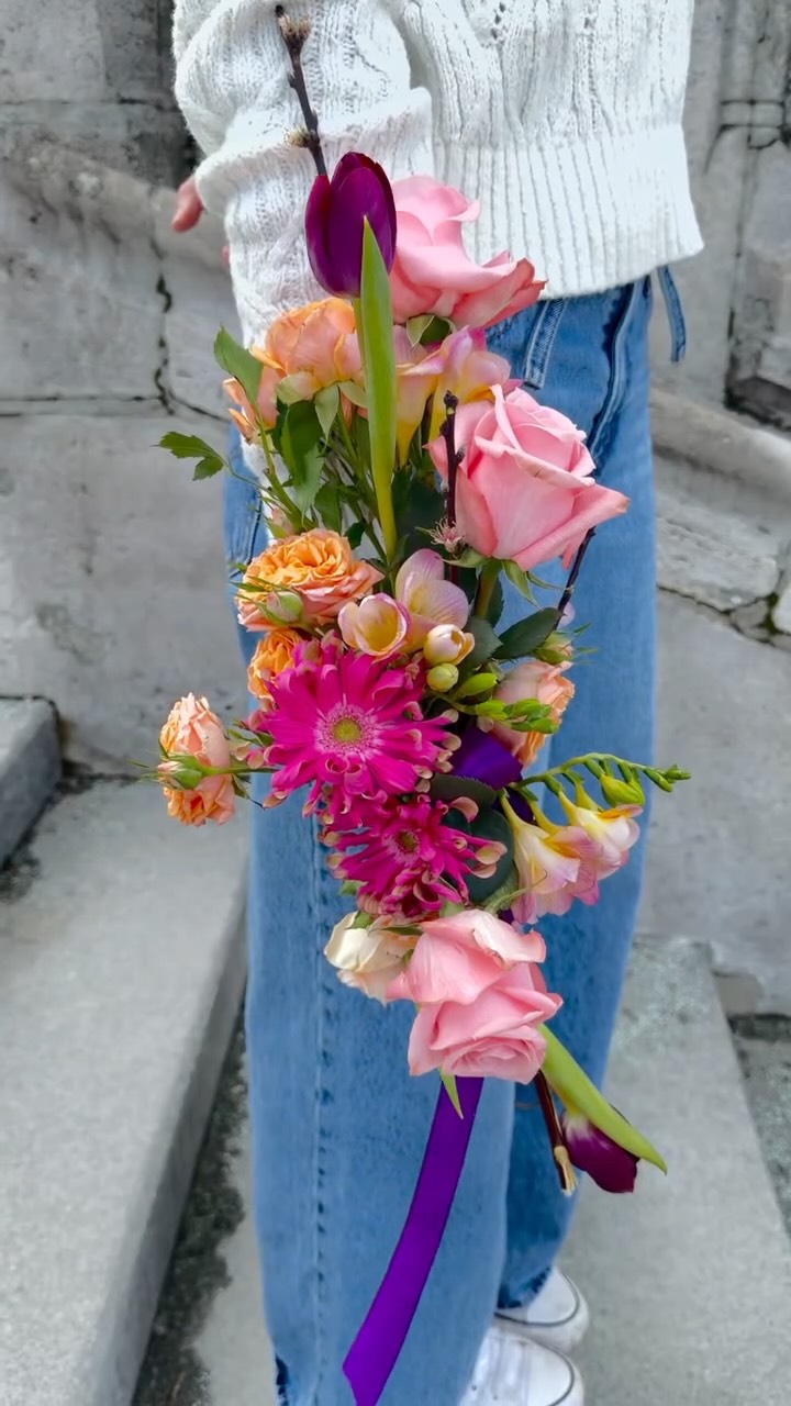In love with this surprise styled bouquet for V Day in @budapest_hungary 🥰🕊️
#budapest #elopment #valentiesday #floraldesign