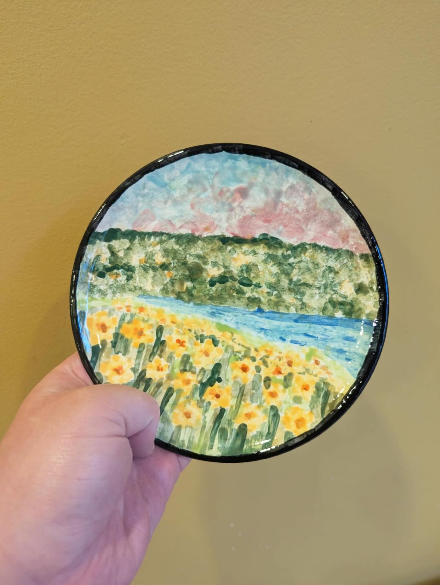 Due to cancellations, we have a couple of tables available for Friday’s adult night!! Please message or call to book and finish the week with some relaxing pottery painting and perhaps a glass of fizz 🥂 check out our website for our full drinks menu and see what is on offer