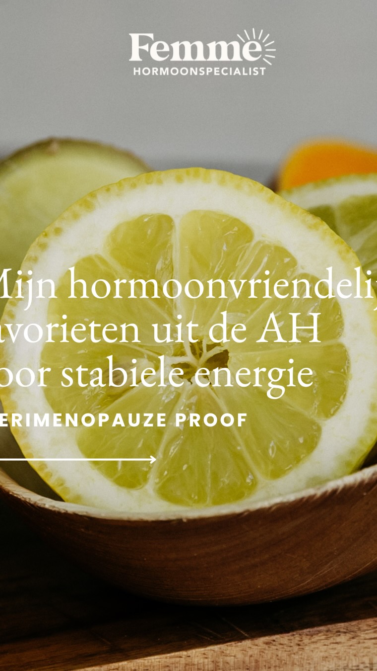 Mijn hormoonvriendelijke favorieten uit de AH 🛒✨
Dit zijn producten die ik zelf vaak in mijn winkelmandje leg omdat ze helpen bij stabiele energie en een stabiele bloedsuiker. Iets wat juist in de perimenopauze extra belangrijk wordt.
Denk aan:
✔️ vezelrijke koolhydraten
✔️ eiwitten die verzadigen
✔️ gezonde vetten tegen cravings
✔️ producten die je darmen ondersteunen
Nieuwe favorieten:
De linzenwafels zijn een nieuwe ontdekking hier in huis. Ze bevatten plantaardige eiwitten én vezels, waardoor ze een fijne snack zijn zonder grote bloedsuikerpieken.
Ook het roggebrood is een nieuwe favoriet. Dit brood bevat maar 3 ingrediënten en is rijk aan vezels, waardoor het lang verzadigt en je bloedsuiker rustiger blijft.
Wanneer je bloedsuiker stabieler blijft, merk je vaak ook verschil in:
• energie
• stemmingswisselingen
• cravings
• concentratie
Het hoeft echt niet ingewikkeld te zijn. Vaak begint het gewoon met slimme basics uit de supermarkt.
Welke van deze ligt er bij jou ook standaard in huis? 👇
#hormoneninbalans #voedingvoorvrouwen #perimenopauze
#femmehormoonspecialist #gezondeleefstijltips