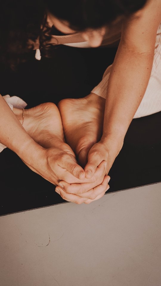 Support d'humanité 🕊
Le corps traverse nos vies comme une œuvre en mouvement.
Il porte les élans, les rencontres, les blessures, les renaissances.
Tour à tour entre force et épreuve, refuge et ouverture. Il y a quelque chose de beau et d'appaisant dans cette traversée. Surement cette sortie du cadre. S'autoriser à laisser tomber les normes et l'idéal pour honorer pleinement l’expérience de la vie dans le corps.
-
Plutôt que de chercher à être comme tout le monde, célébrons notre unicité ✨️
#CorpsConscient
#BeautéVécue
#PuissanceFéminine
#CorpsEnTransformation
#FemmeEnChemin