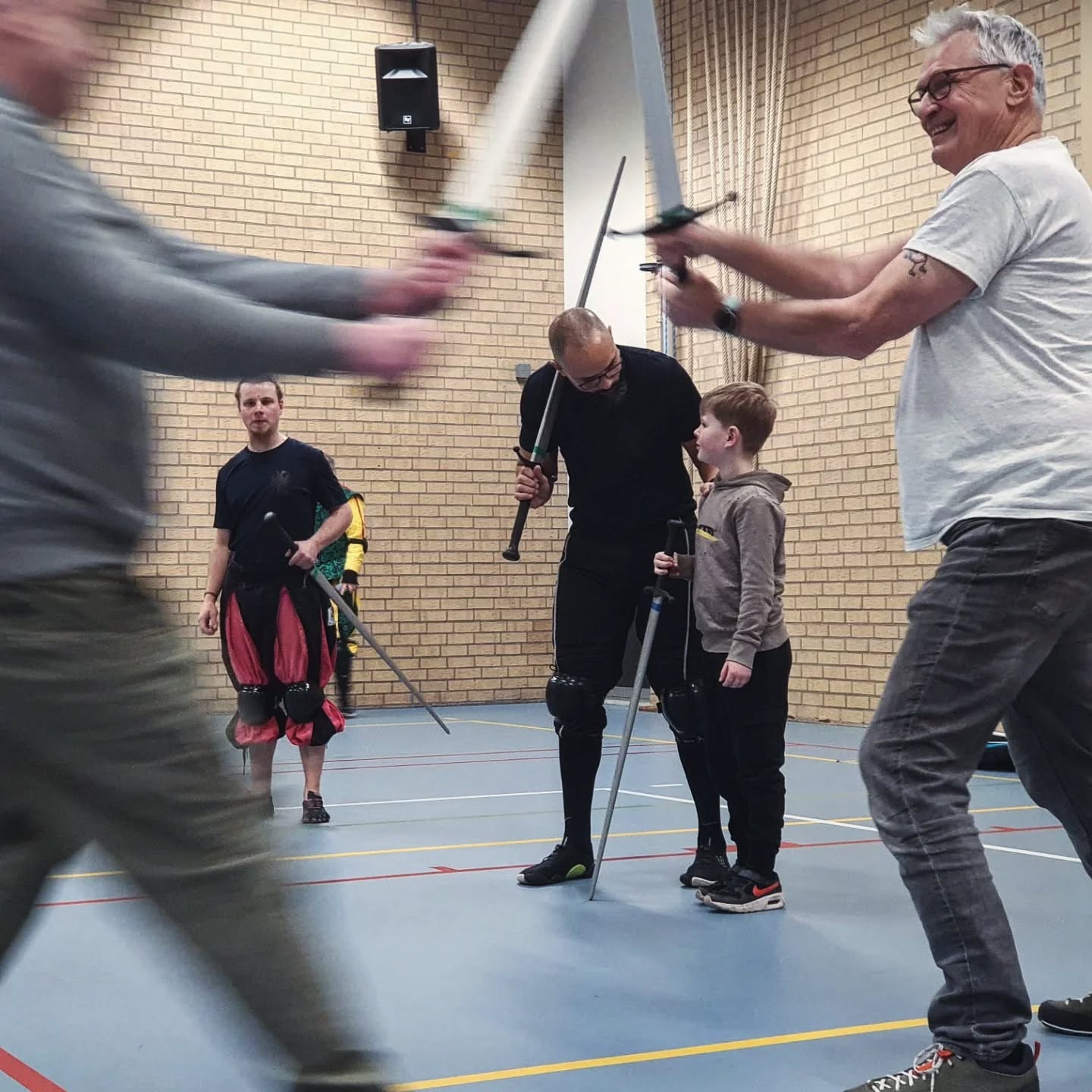 Our Friends & Family days were a big success! ⚔️
Both in Zwolle and Groningen, friends, family and anyone in between could join a workshop, dive into the historical sources that lay the foundation for our sport and watch demos of longsword, sword & buckler, rapier (and dagger or cape), halbred, dussack, sharps and more!
Many thanks to all that attended.
Interested in a trial lesson? Fill in the contact form on our website!