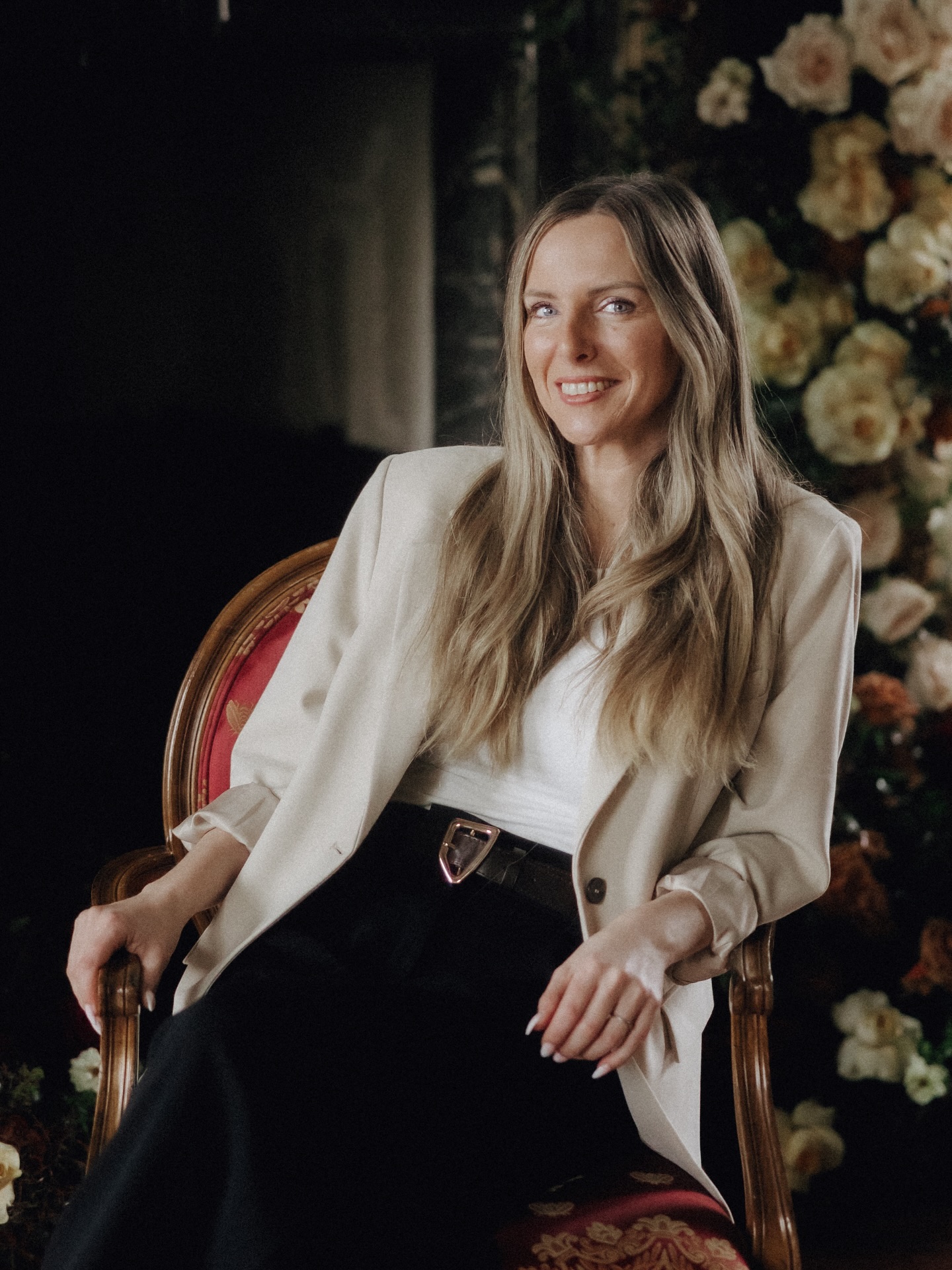 “I found my forever.” 🤍
Und jedes Mal, wenn dieser Song läuft, spüre ich, wie wahr das für mich ist.
Ich bin Saskia, 37 Jahre alt, seit sieben Jahren Hochzeitsplanerin im exklusiven Segment. Doch was ich tue, geht weit über Planung hinaus. Es ist Hingabe. Verantwortung. Und ganz viel Herz.
Ich trage die Torte mit klopfendem Herzen, weil ich weiß, wie viel sie euch bedeutet.
Ich richte den Schleier mit derselben Sorgfalt, als wäre es mein eigener Moment.
Ich helfe der Floristin, denke für das gesamte Team mit und halte im Hintergrund alles zusammen.
Und ja, ich lache. Mit euch. Für euch. Weil ich liebe, was ich tue.
Ich arbeite mit höchstem Anspruch an Qualität, Ästhetik und Perfektion. Doch was meine Arbeit wirklich besonders macht, ist dieses tiefe Gefühl von Verantwortung für euren Tag. Für eure Emotionen. Für jedes Detail, das euch sicher fühlen lässt.
Ich plane nicht nur Hochzeiten.
Ich schaffe Vertrauen.
Ich gebe Halt.
Ich sorge dafür, dass ihr loslassen könnt.
Wenn ihr euch jemanden wünscht, der nicht nur organisiert, sondern euren Tag mitträgt, mitfühlt und mit ganzem Herzen an eurer Seite steht, dann habt ihr mich gefunden. 🤍
Saskia ✨
Foto: @vickybaumann.de