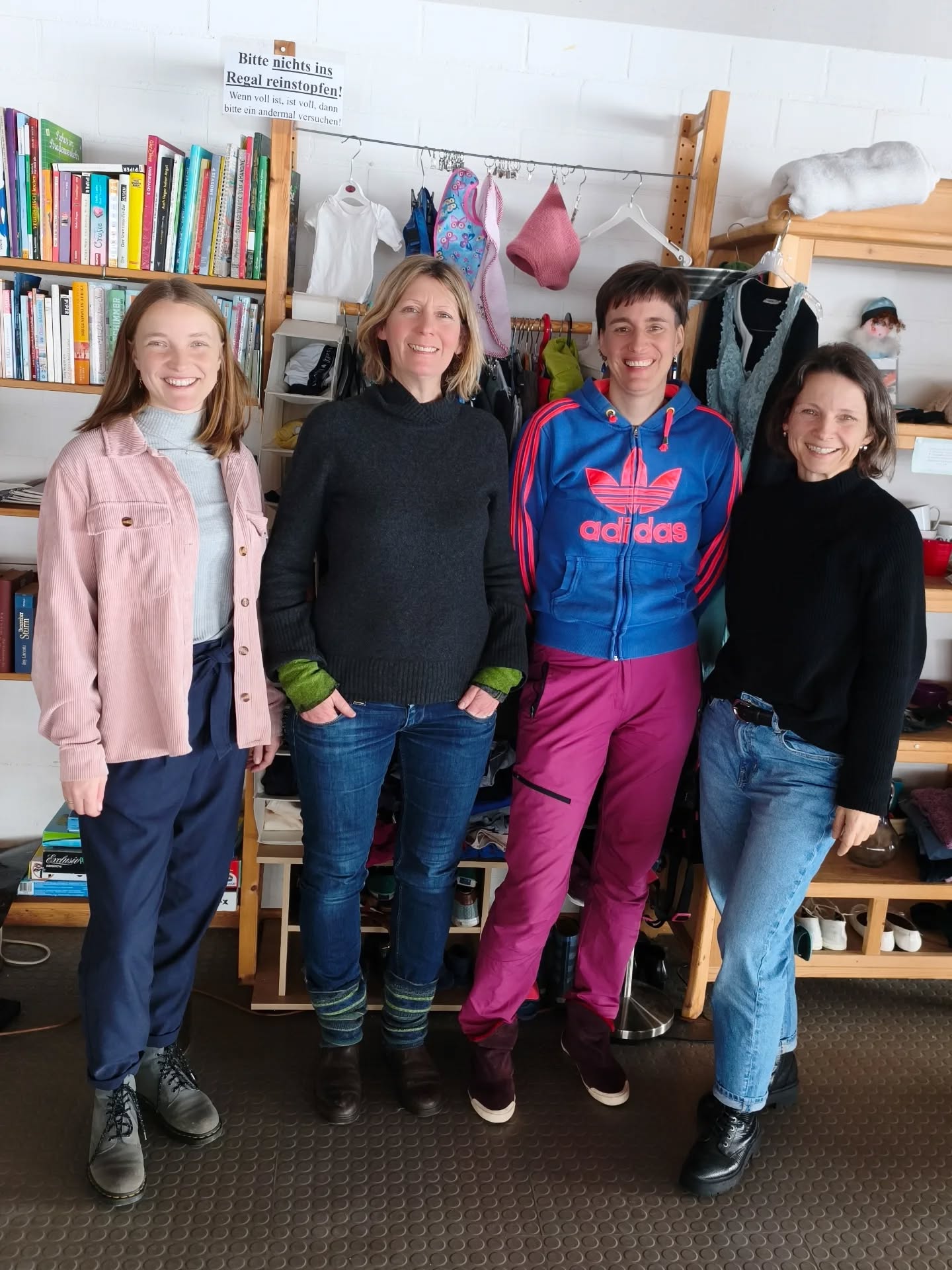 Für unser Spotlight Nachhaltigkeit haben wir uns vergangene Woche mit der Wirkstatt Oberland getroffen. Mit Anschi Hacklinger und Lea Sabaß haben wir über ihre vielfältigen Projekte, Ideen und Initiativen im Landkreis gesprochen. Das Interview mit ihren Antworten auf unsere fünf Fragen erscheint nächste Woche.
Auf dem Foto:
Anschi Hacklinger und Lea Sabaß (Wirkstatt Oberland)
Franziska Impekoven und Nikola Massong (Netzwerk Ehrenamt)
#Ehrenamt #Nachhaltigkeit #NEAvernetzt