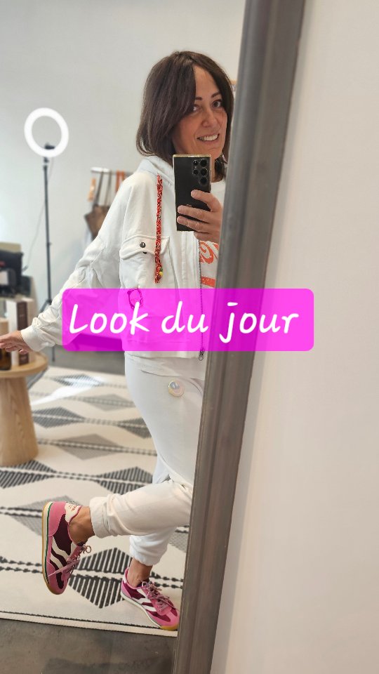 Look du jour 🤍
Le blanc est de retour dans les dressings .
Chez One tee dans ma selection chapitre 14 , mon coup de 🩷 pour le look cool wear Tess et Giullia .
Parfait pour un weekend, une soirée cool , faire du sport ou pour teletravailler lookée 🤩.
✨️ En savoir plus ? Prix , taille, matière en MP
Faire son shopping chez Apparence ?
📍Du mardi au samedi 32 rue Ney Lyon6
🛍 Vente à distance MP ou whatsapp 06 16 57 46 94
⚡️Ne laisse pas passer ces pepites
A très vite en boutique ou en ligne 💕
#onetee #lyon #oneteelyon