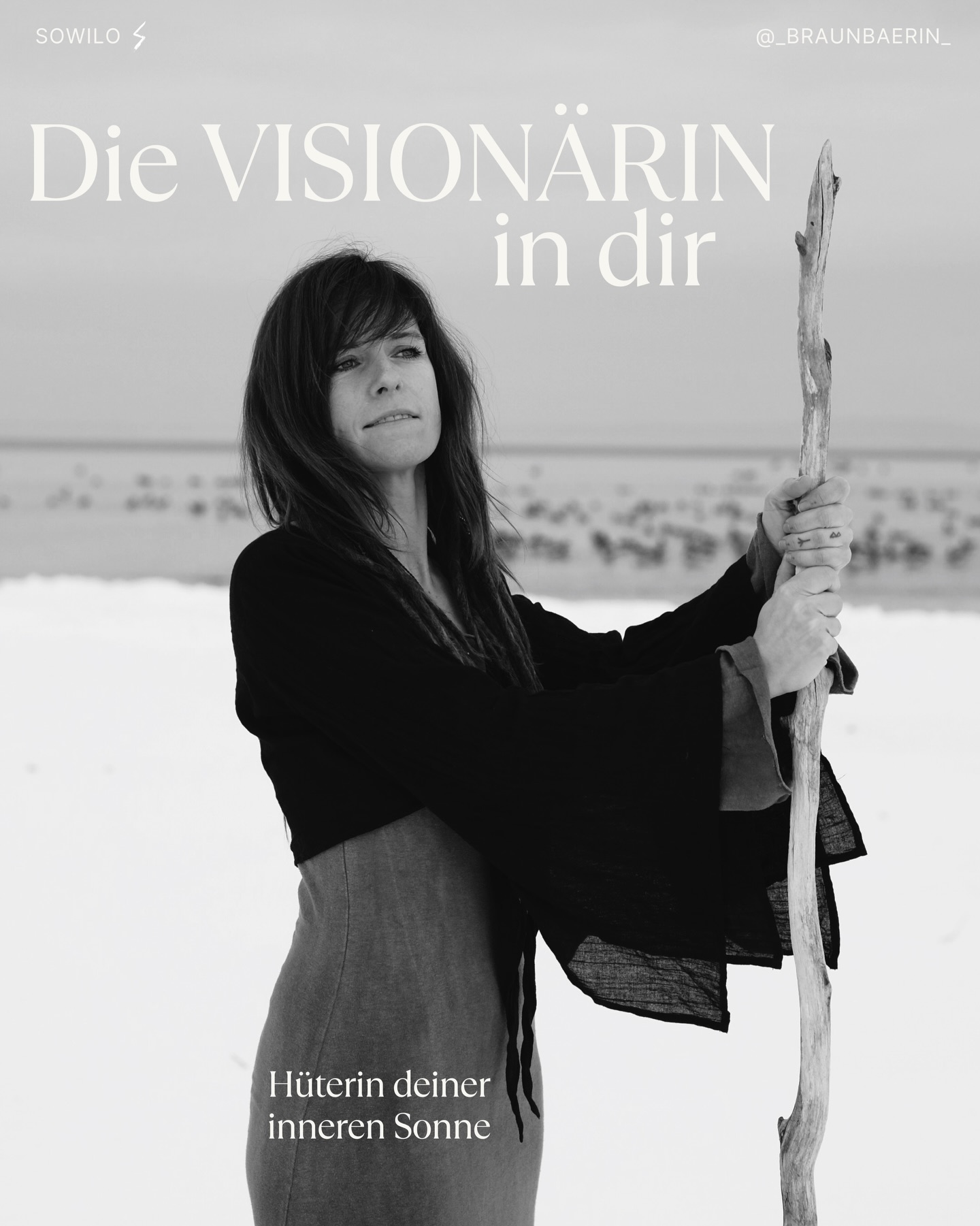 Wenn du diese Worte liest und etwas in dir reagiert, dann vielleicht, weil auch in dir eine Visionärin wartet. Eine, die schon so lange weiß, was sie eigentlich will. Eine, die sich vielleicht noch zurückhält, um sicher zu bleiben.
Ich wünsche mir für dich, dass du dich zeigst. Dass du deiner inneren Führung vertraust, auch wenn sie nicht immer logisch wirkt. Dass du dein Licht nicht mehr erklärst oder relativierst, sondern es einfach leuchten lässt.
Die Welt braucht keine Kopien. Sie braucht Frauen, die sich erinnern. Keine, die sich verstecken.
Und vielleicht beginnt genau heute etwas in dir zu strahlen, das sich lange vorbereitet hat.
Ich will dich leuchten sehen. 🌞
In Liebe
Kaja 🪶
Was ist deine Vision? Teile gerne in den Kommentaren.
.
.
.
Danke für dein Sehen, was ich zeigen will & diese wunderschönen Fotos @ayuronja 🤍
Und Werbung aus Liebe:
Bluse @thewildfolk_de
Kleid @saji.clothes