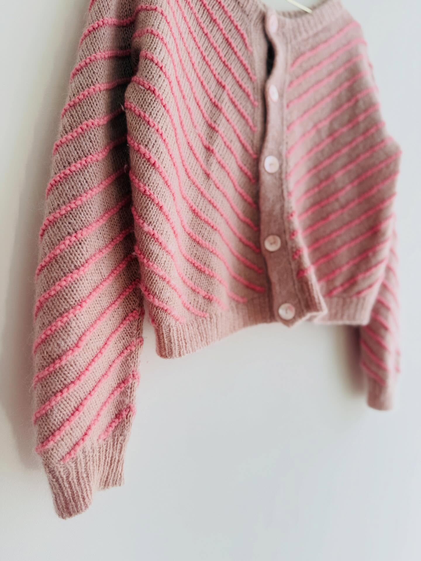 Spring Vibes with Pauline 🥰😍
.
This beautiful version of the #paulinecardigan was made by @iva.strickt - and I cannot believe that it’s already two years ago that I have released this pattern. Time is flying by so incredibly fast 😉
.
.
.
Pattern by me - Pauline Cardigan - and available now in several languages on my website and Ravelry, still 25 % off until Wednesday next week 🥳
.
Yarn: Tilia, Arwetta and Peruvian Highland Wool from @filcolana
.
Advertising
.
#knit #knitknitknit #knittinginspiration #stricken