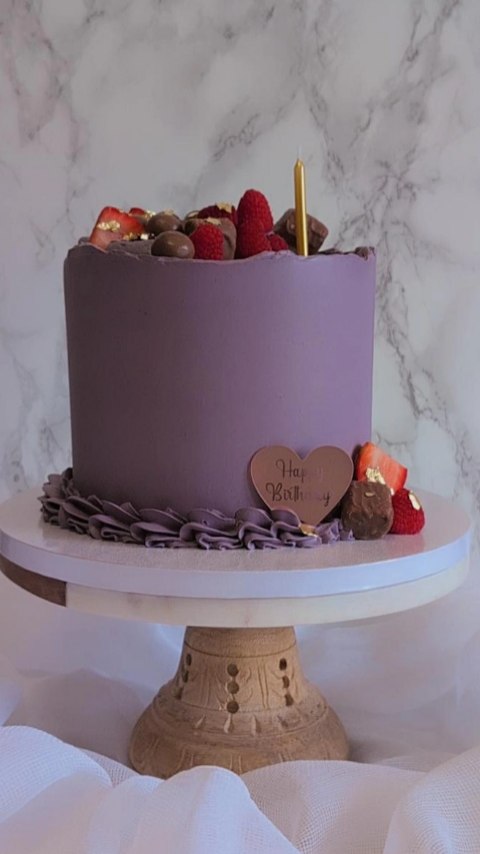 āØBeautiful on the outside⦠unforgettable on the inside. āØ
This cake was created for a very special client ā someone I've had the honour of baking for the past 5 years, trusting me to be part of their birthdays and most meaningful celebrations.š
Every time they come back, it reminds me that cakes are more than dessert ā they become part of the memories.
Even the colour tells a story.ā¤ļø
This soft lilac shade didnāt come straight from a bottle ā I started with baby blue buttercream and carefully blended different tones of purple until the perfect colour came to lifeš„°
Elegant on the outside⦠soft, rich and irresistible on the inside ā and the moment it was cut, everyone wanted a slice.
One of the messages I received afterwards said it all:
"This cake is delicious⦠I loved the lilac colour. It's the best chocolate cake I've ever seen." āŗļøš¤
Because a cake should never just look beautiful ā it should be remembered long after the celebration ends.š
If you want a cake that people will talk about long after the party is over, send me a message to reserve your date.āļøāØ
#brightonbaker #brightoncakes #lilaccake #brightonfoodies #brightonfoodscene