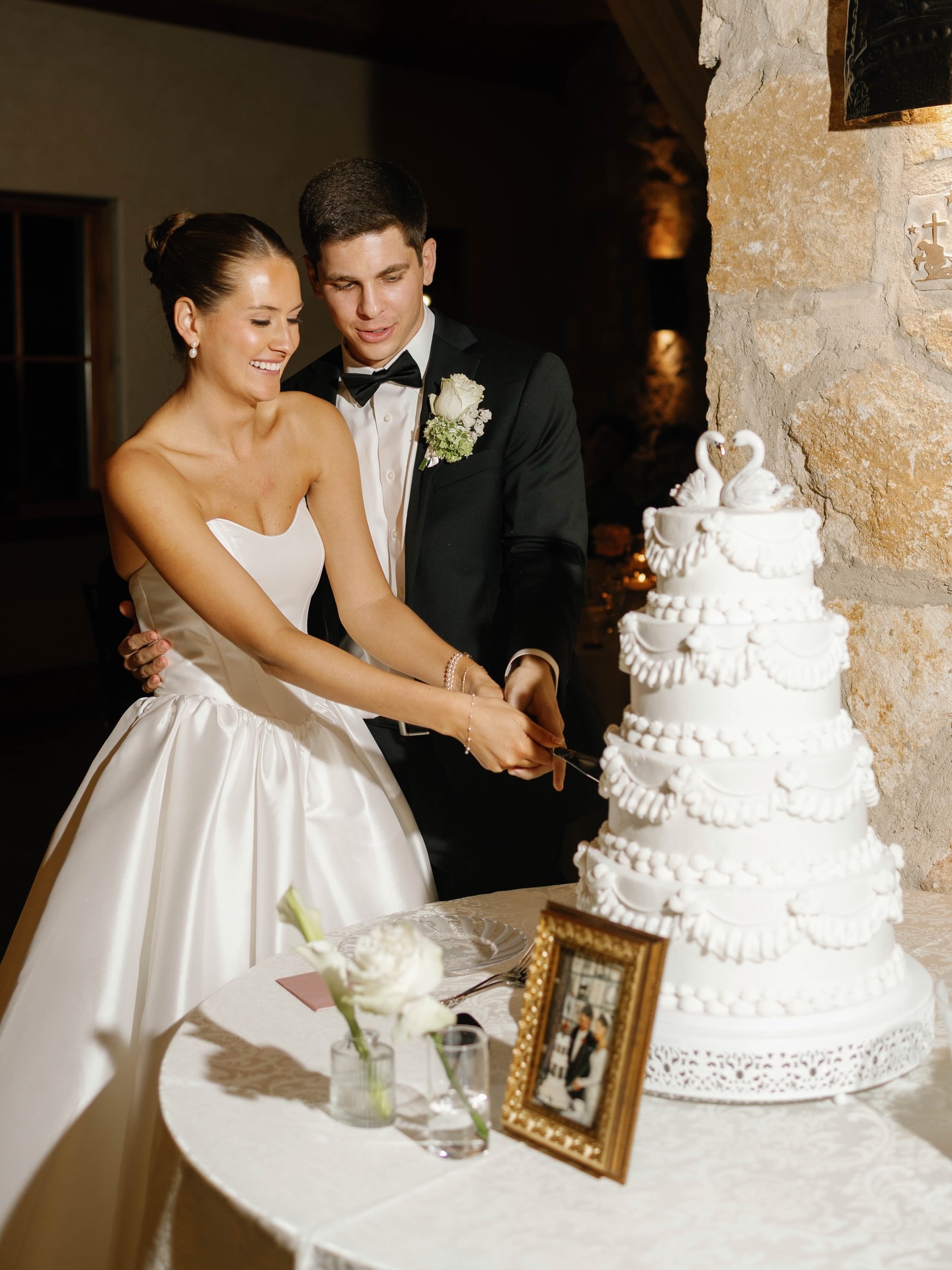 Honored to be a part of your beautiful day 🤍 Congratulations to Anna & Ross and thank you for letting us create something sweet for such a special moment. ✨
📸: @reillyerinphoto
#wedding #weddingcake #bakery #montgomerytx