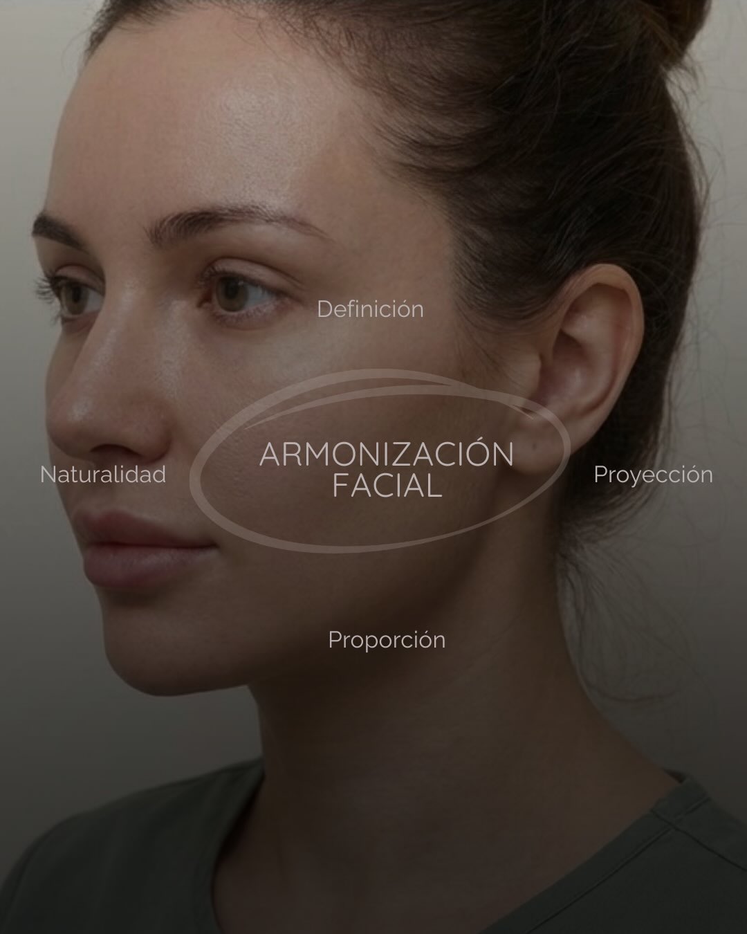 ✨ La armonización facial no consiste en cambiar tu rostro, sino en equilibrar sus proporciones para potenciar tu belleza natural.
A través de un análisis facial detallado trabajamos cuatro conceptos clave que permiten mejorar el perfil de forma sutil y elegante:
🔝 Proyección
Mejorar la estructura del perfil, especialmente en el mentón, para conseguir un perfil más equilibrado.
💎 Definición
Refinar contornos como labios y línea mandibular para aportar mayor armonía al rostro.
⚖️ Proporción
Ajustar la relación entre nariz, labios y mentón para lograr un perfil facial armónico.
🌿 Naturalidad
El objetivo siempre es el mismo: resultados discretos, elegantes y adaptados a cada rostro.
Porque la verdadera medicina estética no transforma… armoniza.
📍 Clínica Cuidemm.
Reserva tu valoración facial personalizada.
#ArmonizacionFacial #MedicinaEstetica #PerfilArmonico #AcidoHialuronico #BellezaNatural ClinicaCuidemm