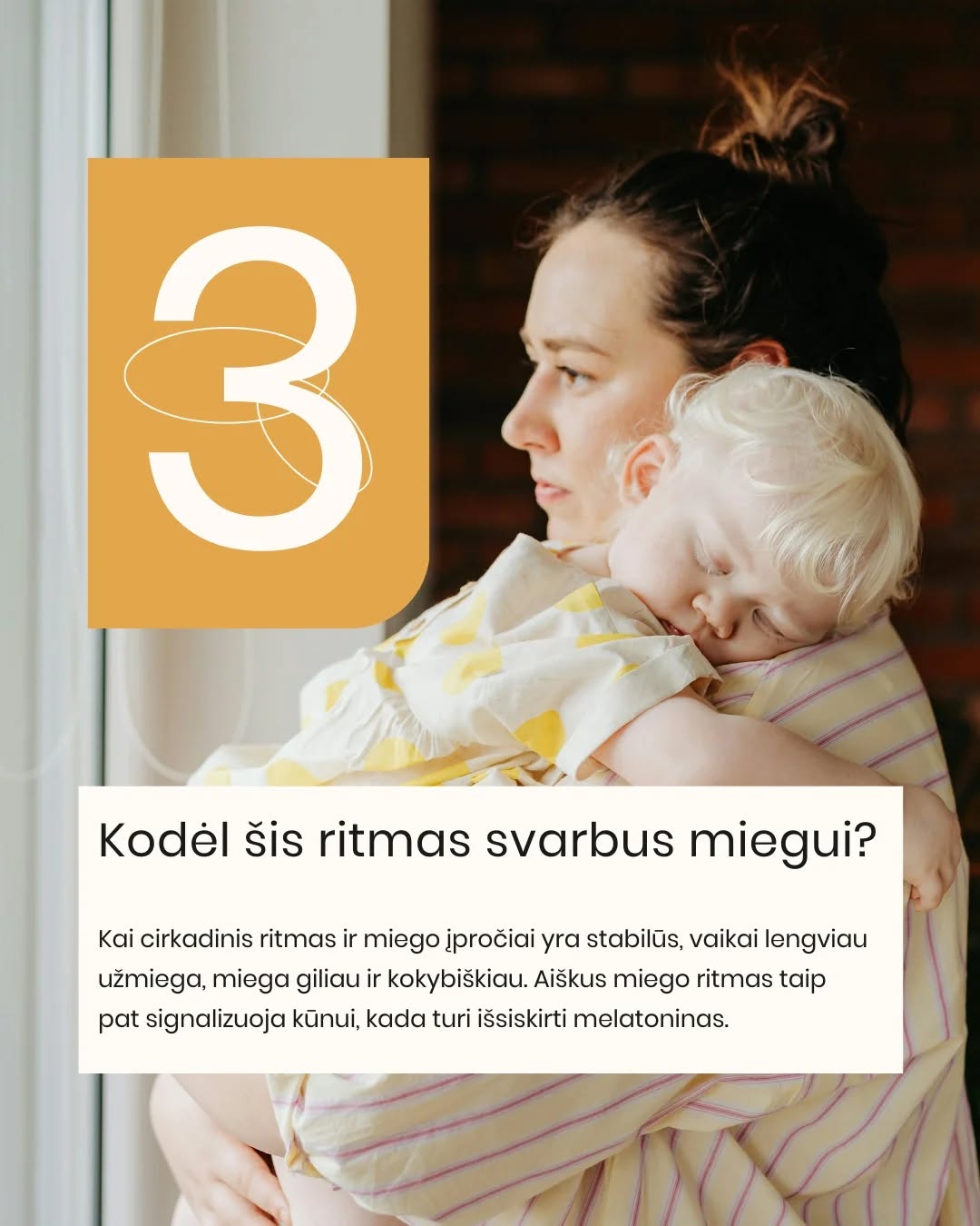 CIRKADINIS RITMAS. 🌙 Ar žinojote, kad vaiko miego ritmas nėra tik „gero įpročio“ reikalas? Tai biologinis procesas, kurį valdo cirkadiniai ritmai.
Cirkadinis ritmas – tai vidinis kiekvieno mūsų laikrodis, kuris organizme reguliuoja miego–budrumo ciklą, hormonų gamybą ir energijos lygį per ~24 valandas. Jis padeda kūnui natūraliai suprasti, kada jam laikas ilsėtis, o kada būti aktyviam.
🕰Vaikams šis ritmas formuojasi nuo pirmųjų mėnesių, o iki ~5 metų jis tampa vis stabilesnis ir panašesnis į mūsų, suaugusiųjų.
Tamsa skatina melatonino gamybą – hormono, kuris padeda užmigti. Šviesa, ypač mėlynos spalvos, atvirkščiai – signalizuoja organizmui, kad dar ne laikas miegoti.
👉 Nereguliarus grafikas ar netvarkinga diena gali „išmušti” šį ritmą ir apsunkinti užmigimą ar nakties poilsį.
ČIA į pagalbą ateina Purflo miego treniruoklis laikrodukas:
🔴 raudona šviesa – laikas ramiai lėtėti ir ruoštis miegui
🔵 mėlyna šviesa – rytas atėjo ir galime keltis
Tokiu būdu jūsų mažylis ima suprasti savo biologinį laikrodį per regimą ir lengviau nei žodžiai suprantamą ženklą – ir tai padeda kasdien palaikyti sveiką ritmą. ✨
🛒2025 m. „First time moms UK” apdovanojimų nugalėtoją „Snoozee“ laikroduką atraskite www.mylu.lt (ar per nuorodą bio).
Kovą jam -10% nuolaida!
#purflo #miegolaikrodis #mylushop #vaikumiegas #miegorutina miego superherojus tėvystė mamų gyvenimas purflo laikrodis snoozee