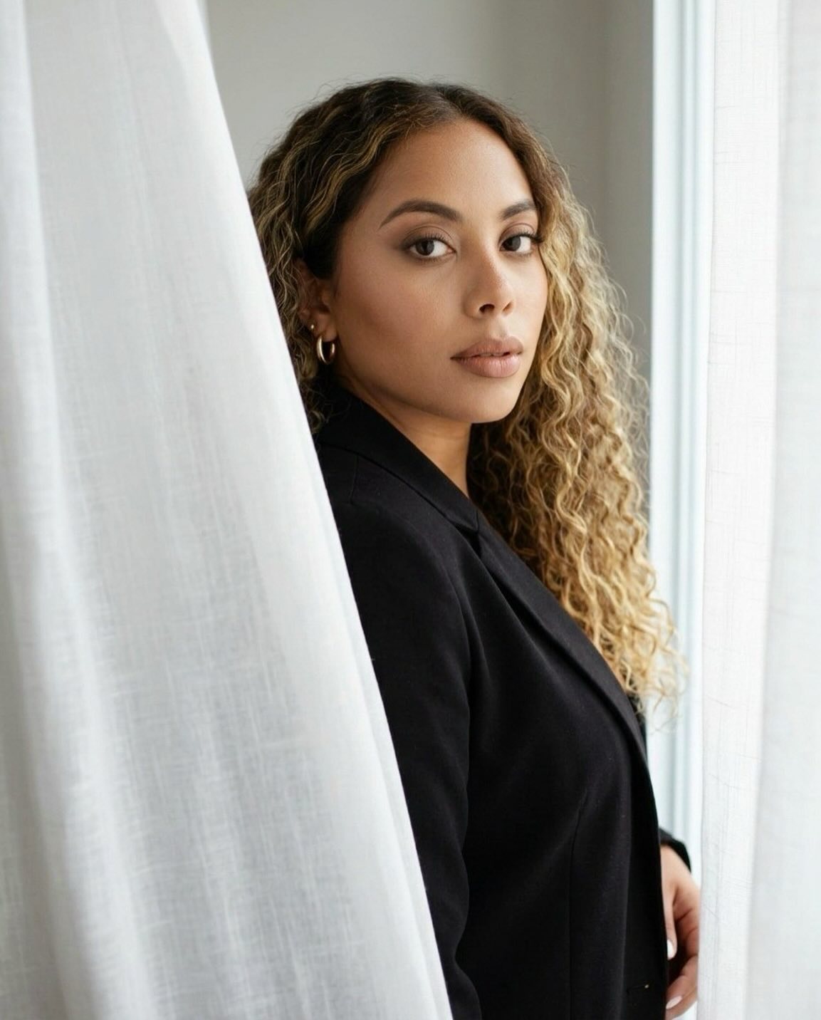 Quem faz a LakeLab?
A Anna da Rocha é diretora criativa da LakeLab. Jornalista pernambucana, com infância vivida em Campo Grande (MS), construiu sua trajetória entre a assessoria de imprensa nos setores público e privado e o ambiente digital, onde atua há mais de seis anos desenvolvendo projetos de infoprodutos, funis de vendas e gestão de marcas.
Recebeu menção honrosa na categoria Entrepreneur do 16º Peter Drucker Challenge, competição internacional de escrita realizada na Áustria que reconhece iniciativas de impacto e liderança.
Com mais de 50 projetos entregues e MBA em Marketing Digital pela UNICAP, trabalha conectando estratégia, comunicação e posicionamento de marca.
Fora do estúdio, dedica-se à arte, à gastronomia e a trabalhos voluntários, experiências que também influenciam sua forma de pensar comunicação e projetos.