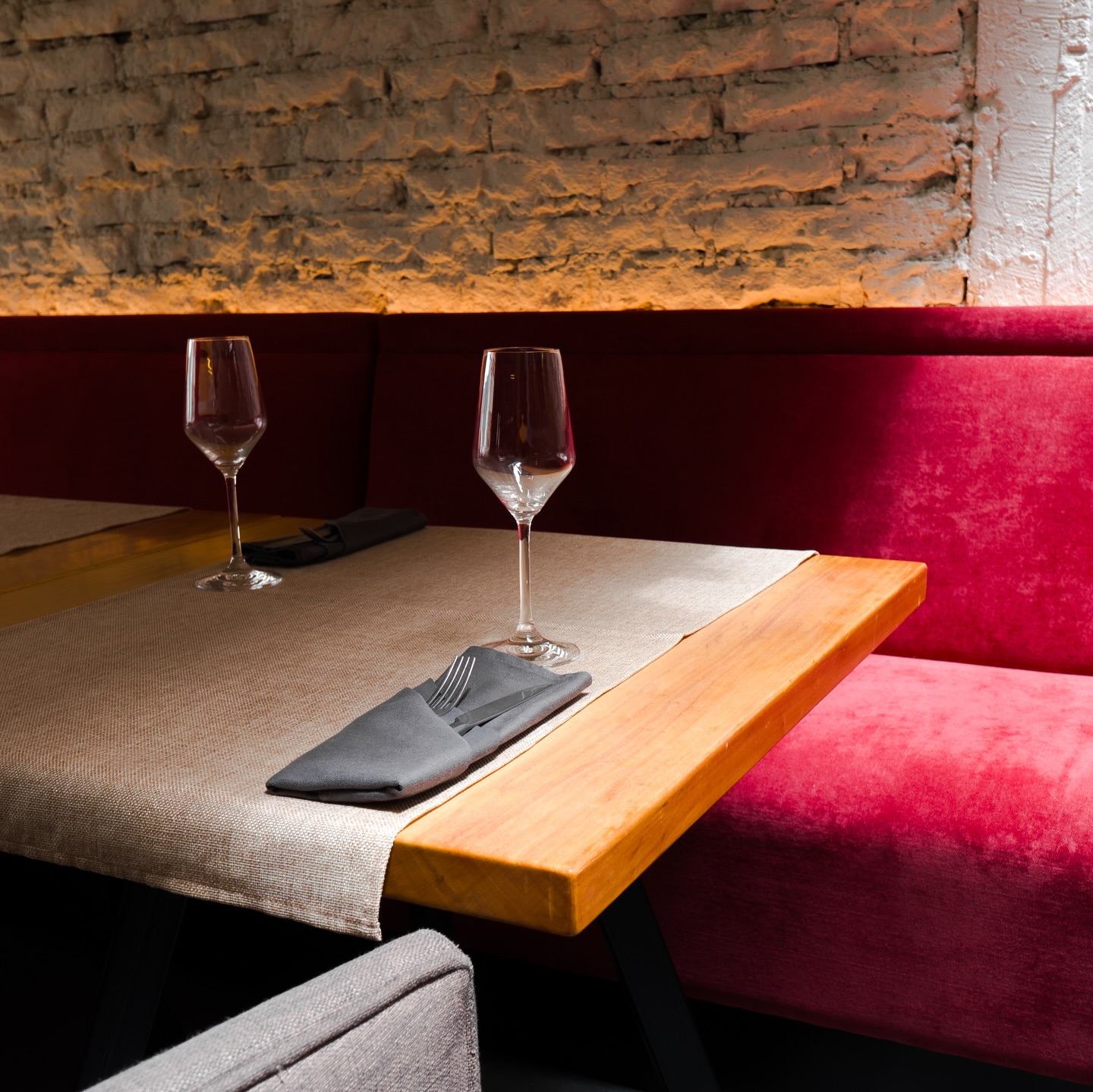 CARDÓ - PARTE 1
Compartimos con mucho orgullo la increíble transformación de este icónico restaurante en Quito, donde logramos una intervención rápida y puntual para transformar su espacio existente y potenciarlo al máximo, trabajamos bajo un concepto claro, su cocina es su corazón, y los colores son su alma, el resultado habla por sí solo, la experiencia para los comensales es intensa, tonos terrosos que exaltan la belleza del edificio y contrastes azules para refrescar el ambiente tanto en el día como en la noche.
Resultado final = no necesitas derrocar todo y empezar desde 0, la clave está en tener un CONCEPTO que conecte la cocina con la experiencia!
Gracias @cardoquito por #confiarenelproceso ❤️
PH: @donovanmolina_estudio