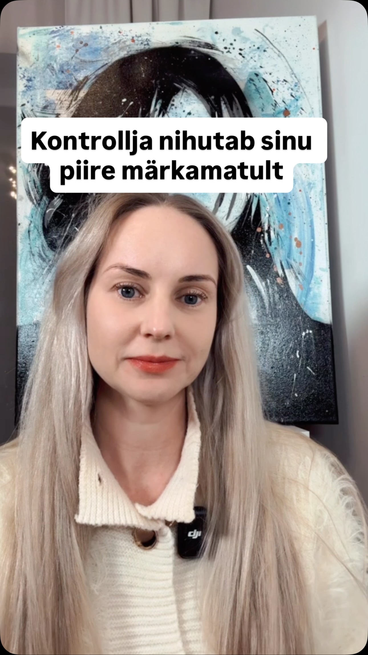 Üks suurimaid vale uskumusi on see, et kontroll algab nähtava agressiooniga.
Enamasti ei alga.
See algab dünaamikaga, kus üks inimene võtab järjest rohkem ruumi ja teine hakkab seda kompenseerima. Mitte käsu peale, vaid suhte säilitamise nimel. See on oluline vahe.
Sundkontrolli tuum ei ole karjumine. Selle tuum on see, et vastutus nihkub märkamatult ühele poole. Üks hakkab reguleerima õhkkonda, konflikti taset, emotsioone, sõnastust. Teine saab endale õiguse reageerida.
Aja jooksul tekib ebavõrdne emotsionaalne tööjaotus. Üks kohandub, teine kehtestab. Üks püüab rahu hoida, teine testib, kui palju on võimalik võtta.
Ja see ongi see koht, mida sageli ei märgata. Mitte see, mida kontrolliv inimene teeb, vaid see, mida sina lõpetad tegemast. Sa lõpetad spontaansuse. Sa lõpetad teatud teemade tõstatamise. Sa lõpetad oma vajaduste selge väljendamise.
Kontroll ei seisne ainult selles, mida keegi sulle ütleb. Kontroll seisneb selles, kuidas sinu käitumine ajas muutub.
Kui sa oled suhtes ja märkad, et sa oled muutunud väiksemaks, ettevaatlikumaks ja eneses kahtlevamaks, siis tasub vaadata dünaamikat, mitte ainult üksikuid tülisid.
Sest muster ei teki juhuslikult. Ja seda ei lahenda lihtsalt parem suhtlemine.
#sundkontroll #coercivecontrol #psühholoogilinevägivald #suhted #teraapia