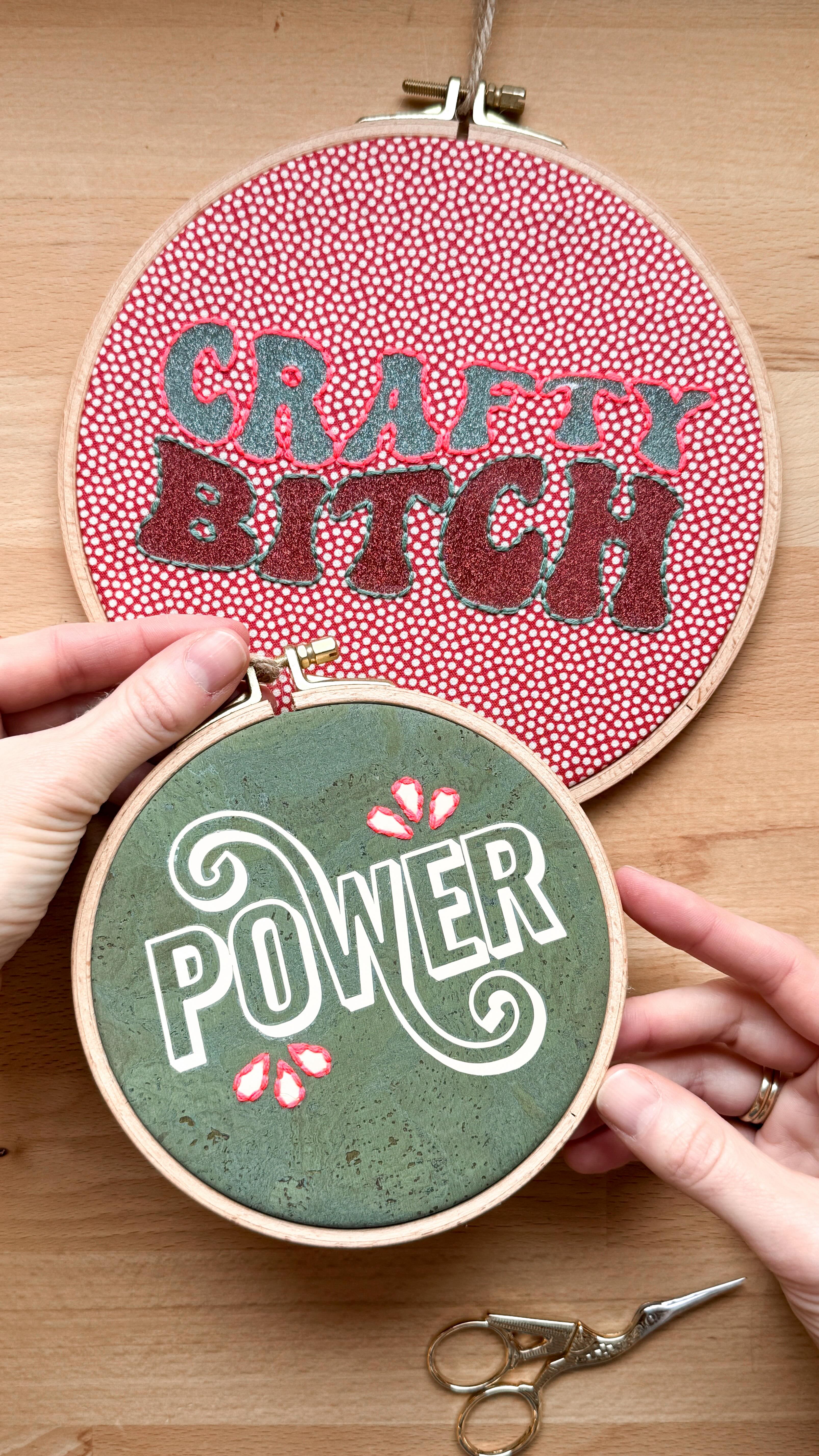 ✨ DIY Türschilder im Stickrahmen — schnelle Deko mit großer Wirkung ✨ Vor einer Weile wollte ich meine Zimmertür mit ein paar Stickrahmen verschönern — einer hing schon, zwei warteten noch auf ihren Einsatz. Jetzt hab ich sie endlich fertig gemacht 🫶 Werbung
Damit es schnell geht, habe ich meinen Cricut Joy Xtra geschnappt und Stoff- und Folienreste verwertet ♻️ Das ist eine intelligente Schneidemaschine, mit der sich richtig viele coole Projekte umsetzen lassen.
✂️ Schriftzüge aus Iron-on Folie schneiden
🪄 Entgittern & mit der Mini Press auf Stoff (sogar auf Kork!) aufbügeln
🧵 In den Stickrahmen einspannen
✨ Mit Neongarn im Rückstich kleine Highlights setzen
🔥 Stoff zurückschneiden & hinten mit Heißkleber fixieren
Und schon sind super individuelle Türschilder entstanden — die perfekte Mischung aus Iron-on und Stickerei 💛
Easy gemacht, aber mit richtig viel Wow-Effekt. Ich lieb’s!
👉 Das komplette Projekt findet ihr übrigens auch in meinem Design Space Profil 💻
#DIY #Cricut #CricutJoyXtra #Stickrahmen #IronOn