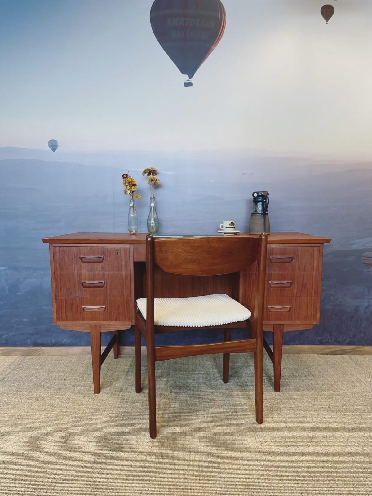 Très beau bureau danois en teak disponible en ligne!
#mobilier #mobiliervintage #décorationintérieure #danishfurniture #teakwood