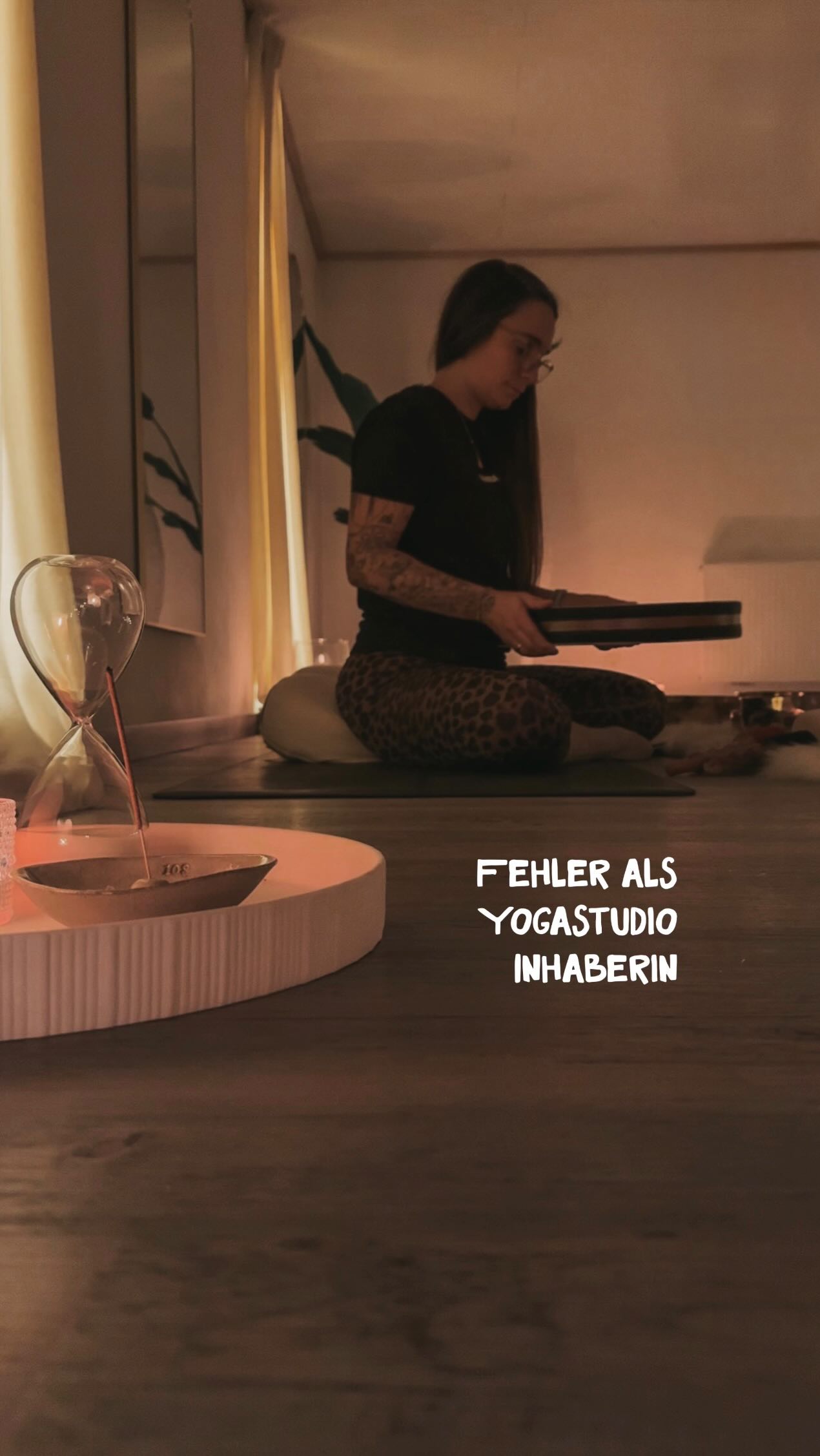 Ein eigenes Studio klingt oft nach Selbstverwirklichung, Freiheit, Yoga, Leichtigkeit. Und ja – das ist es auch. Aber es ist eben auch Lernen. Viel Lernen.
Hier mal meine TOP 3
1. Zu kulant gewesen.
Hier ein Ticket verlängert. Dort eine verfallene Stunde gutgeschrieben. Da noch eine Ausnahme gemacht. Und ich mache das von Herzen gern. Wirklich. Aber irgendwann habe ich gemerkt: Wenn ich ständig Ausnahmen mache, verliere ich meine Klarheit. Grenzen verschwimmen. Und wirtschaftlich wird es schwierig – und unfair für die, die sich an alles halten. AGBs sind nicht unfreundlich. Sie sind ein Rahmen. Für Transparenz. Für Fairness. Für Stabilität.
2. Preise nicht sauber kalkuliert.
Ich glaube, wir zahlen im Leben alle mal Lehrgeld. Ich definitiv auch. Ich habe Stunden gegeben, die am Ende mit 0 € vergütet waren. Oder sogar eher mit roten Zahlen. Ich habe Geld investiert, das ich im Nachhinein anders einsetzen würde. Und trotzdem: Hätte ich aus Angst vor Verlust nicht gestartet, gäbe es mein Studio heute nicht. Manchmal lernst du erst im Gehen.
3. Mich einsam fühlen.
Nicht alles teilen. Nicht alles zeigen. Den Anspruch haben, alles im Griff zu haben. Oft vergessen wir: Hinter einem Studio steckt ein Mensch. Ein Mensch, der sein Bestes gibt, sein Herz in alles steckt und seinen eigenen Weg geht. Manchmal ist das einsam. Und das ist okay. Es ist ein Teil des Wachstums. Wir lernen, Verantwortung zu tragen, Grenzen zu setzen – und trotzdem nicht die Verbindung zu uns selbst zu verlieren.
Ich teile das nicht, um abzuschrecken oder negativ zu klingen. Sondern um ehrlich zu sein. Ich glaube, dass Authentizität und Ehrlichkeit uns so viel weiter bringt. Neben den wundervollen Stunden auf der Matte gibt es Entscheidungen, Zweifel, Rechnungen und Verantwortung.
Wachstum entsteht nicht, weil alles glatt läuft.
Sondern weil du reflektierst.
Weil du Fehler machst.
Und trotzdem weitermachst.
Egal, was du gerade aufbaust:
Gib nicht auf, nur weil dir Fehler passieren.
Sie bedeuten nicht, dass du gescheitert bist.
Sondern, dass du lernst.
@denise.madeleine.mueller
@yoga.natur.vegan
YOGALEHRERIN
SOUND HEALING
YOGA DILLENBURG