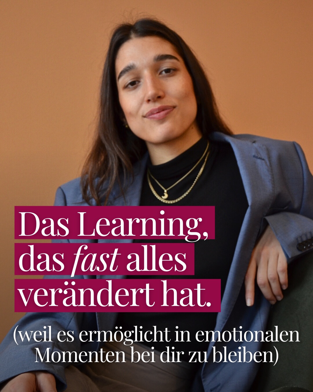 “Bei mir bleiben” geht morgen live.
Ein Raum für emotionale Einstimmung, für die Situationen, in denen es dir an Selbstkontakt fehlt.
Für Frauen, die lernen wollen sich während Anpassung & People Pleasing nicht nur besser zu spüren, sondern unterliegende Emotionen zu fühlen und zu begreifen.
Ein Raum, in dem Strategien und Emotionen nicht bekämpft, sondern bewusst werden.
Zum Launch erhältst du 10% bis einschließlich Mittwoch, 4.3.
Kommentiere dafür “bei mir” und ich schreib dir.
xx,
Aurora
📸 @nachtundnele