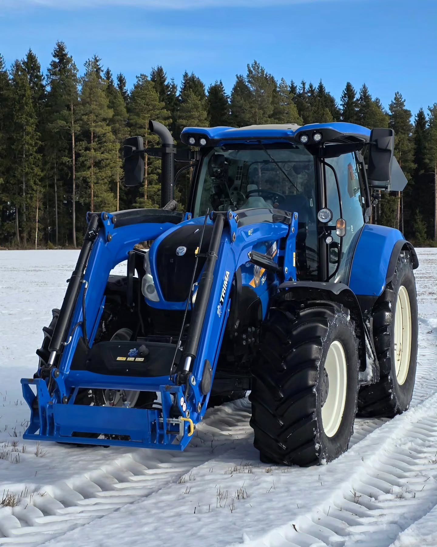 Asiakkaan uudenkarhea New Holland varustettiin EFIX eSteer 20 MAX automaattiohjauksella! 🤩
Tähän koneeseen asennettiin:
✅️ EFIX eSteer 20 MAX - automaattiohjauspaketti
✅️ Mallikohtainen asennussarja, moottori- ja vastaanottimen pikakiinnikkeellä
✅️ Nahkapäällystetty Premium ohjauspyörä
✅️ Asennussarja kameralle etukuormaimeen
✅️ Ohjauskulman anturi
✅️ Aktivointikytkinsarja asennettuna käsinojaan
Nyt kelpaa lähteä tulevan kasvukauden haasteisiin RTK tarkkuudella! 🌱
#efixag #agronav #automaattiohjaus #newholland #rtk