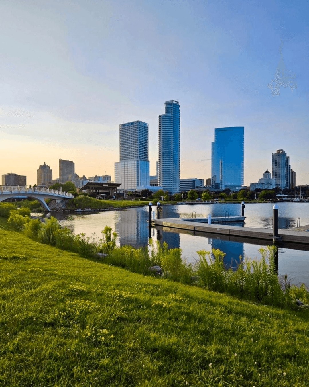 Lakeshore State Park, but make it pocket sized 🤏 ✨
Our beautiful shoreline park is now on the cutest magnet — designed by @bemuseddesign — at @broadwaypaper! 🥰
Pick one up for yourself and always have a stunning slice of the water on your fridge 🌊
📸: @matthoopsmke (1), @broadwaypaper (2)