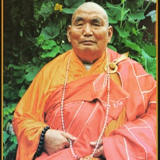 Pour le grand maître Shi Suxi, il existe quatre graines fondamentales que chacun se doit de cultiver : l’humilité, l’empathie, la compassion et le respect. Ces qualités doivent se manifester par des actes, et non par des paroles. Elles doivent toujours primer sur le pouvoir, sans quoi ce dernier devient dangereux.
Pendant des décennies, durant la Révolution culturelle, alors que le temple Shaolin était presque abandonné et en ruines, isolé dans des montagnes reculées, coupé du monde extérieur, il pressentait avec une clarté saisissante ce qui allait advenir.
Il comprenait que l’avenir de l’humanité serait à la fois enrichi et fragilisé par les progrès technologiques extraordinaires, et que la sagesse et les pratiques de Shaolin pouvaient offrir un remède aux défis physiques, mentaux et spirituels de la vie moderne. Il est important de noter qu'il ne percevait pas les progrès comme une menace, mais plutôt comme d'extraordinaires opportunités que nous devons apprendre à harmoniser positivement avec notre nature humaine.
Sa foi inébranlable en cette vision lui a donné la force d'endurer des décennies d'épreuves terribles, stoïquement déterminé à assurer la pérennité des enseignements de Shaolin et à les transmettre aux générations qui en auraient le plus besoin.
Sans sa vision clairvoyante et sa persévérance courageuse, la culture Shaolin, telle une sagesse ancestrale pour les temps modernes, n'existerait probablement pas aujourd'hui. Peut-être que son indomptable résilience durant des décennies extrêmement difficiles, puis face aux épreuves d'une maladie invalidante à un âge avancé – qu'il a affrontées avec sérénité et un sourire constant – peut nous inspirer dans nos propres quêtes et face aux défis inévitables que nous rencontrons.
Particulièrement pertinent aujourd'hui, avec l'escalade des conflits, l'un de ses enseignements les plus chers est : « L'éthique et les valeurs sont la première leçon.»
Une sagesse ancestrale pour les temps modernes, assurément.