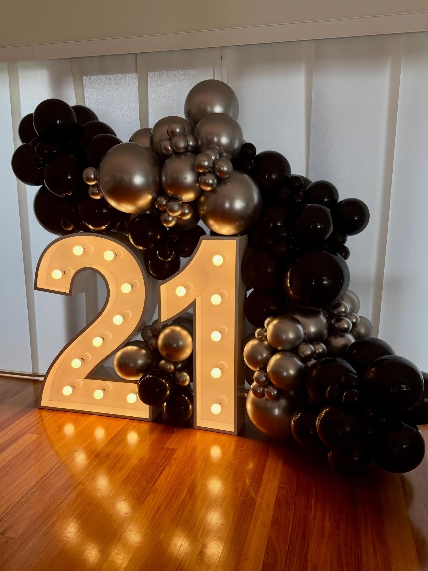 Recently added to our online booking page 🩶 silver & black balloon garland. book with light up numbers or as a backdrop package 🔗 in bio