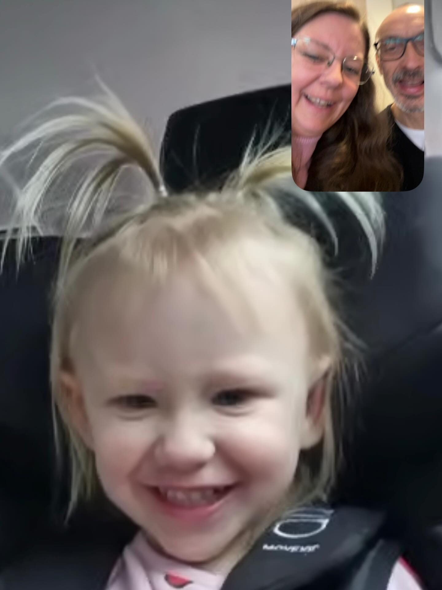 🥳💖GRATTIS BÄSTA BELLA! 💖🥳
En suddig bild från videosamtalet (där mormor ser mer än lovligt galen ut) får illustrera äldsta barnbarnet Isabellas 2-årsdag idag!
Nästa vecka ses vi på riktigt! 🎁💝🎂
(egentligen fyller hon på det coola datumet 29/2 men den dagen saknas ju i år).