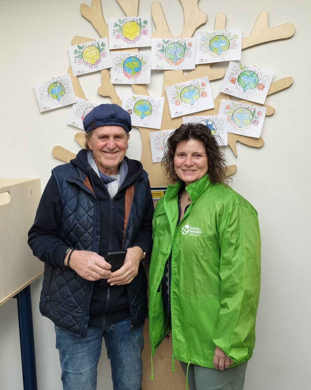 Alie en Wim bezochten basisschool Wereldweide in Wezep. De kinderen oefenden met stemmen in hun eigen stembureau! Binnenkort komen we terug voor de mooiste kleurplaat! 🗳️💚