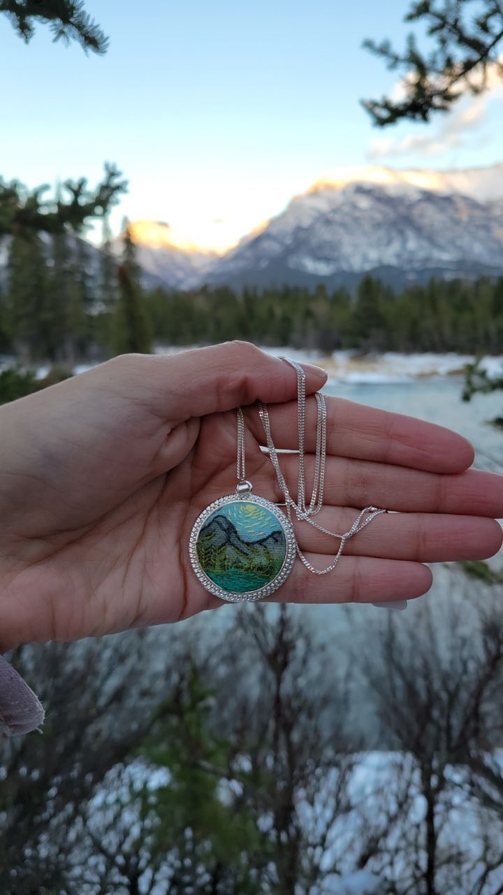 🤍🧵🎨🏞
Embroideries out and about