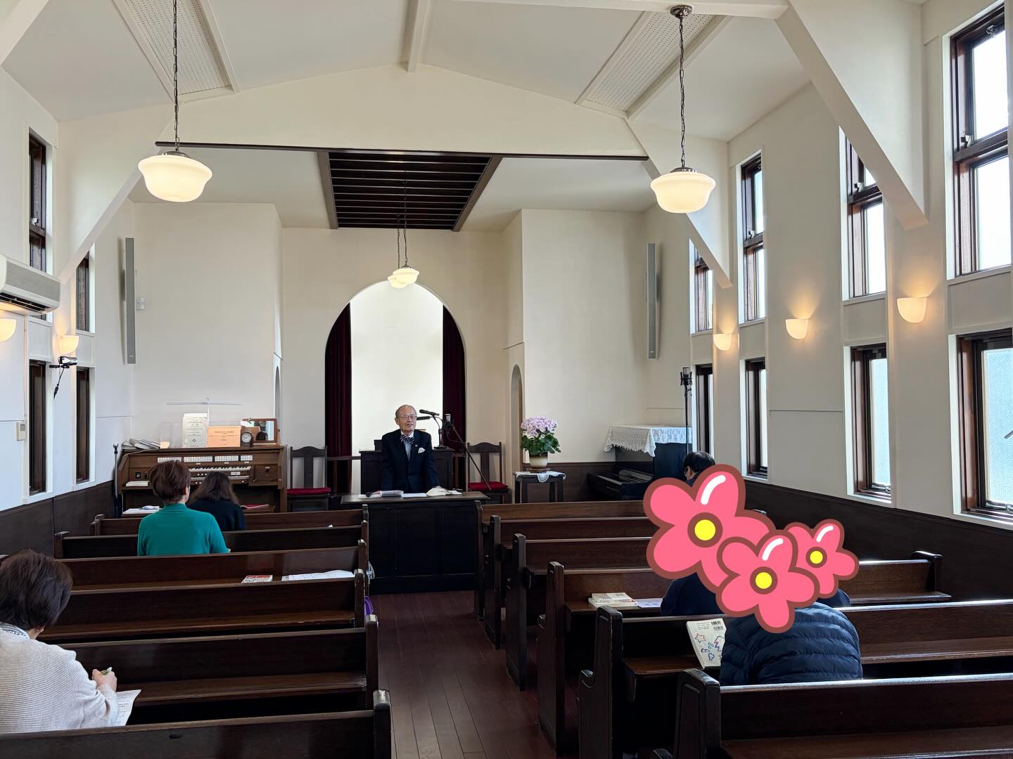 春の足音が聞こえてきそうな、3月1日の礼拝は…🌱
第一礼拝は小中学生が来てくれましたよ🥰
最近の礼拝後は、いろいろなゲームをして遊んでいます。
卓上のサッカーゲームは初めての経験、わいわい言いながら、楽しんでいました。けん玉はめっちゃ上手でした!😳😳
主日礼拝では3月のお誕生日の方々の祝福がありました💕
3月生まれの皆さんの上に、神様の祝福が豊かにありますように。
受難節に入りましたが、世界は争いごとが絶えません。
イエス様がなぜ十字架につけられたのか、今一度自分自身に問い直す必要があるように思います。
#芦屋岩園教会 #礼拝 #芦屋市