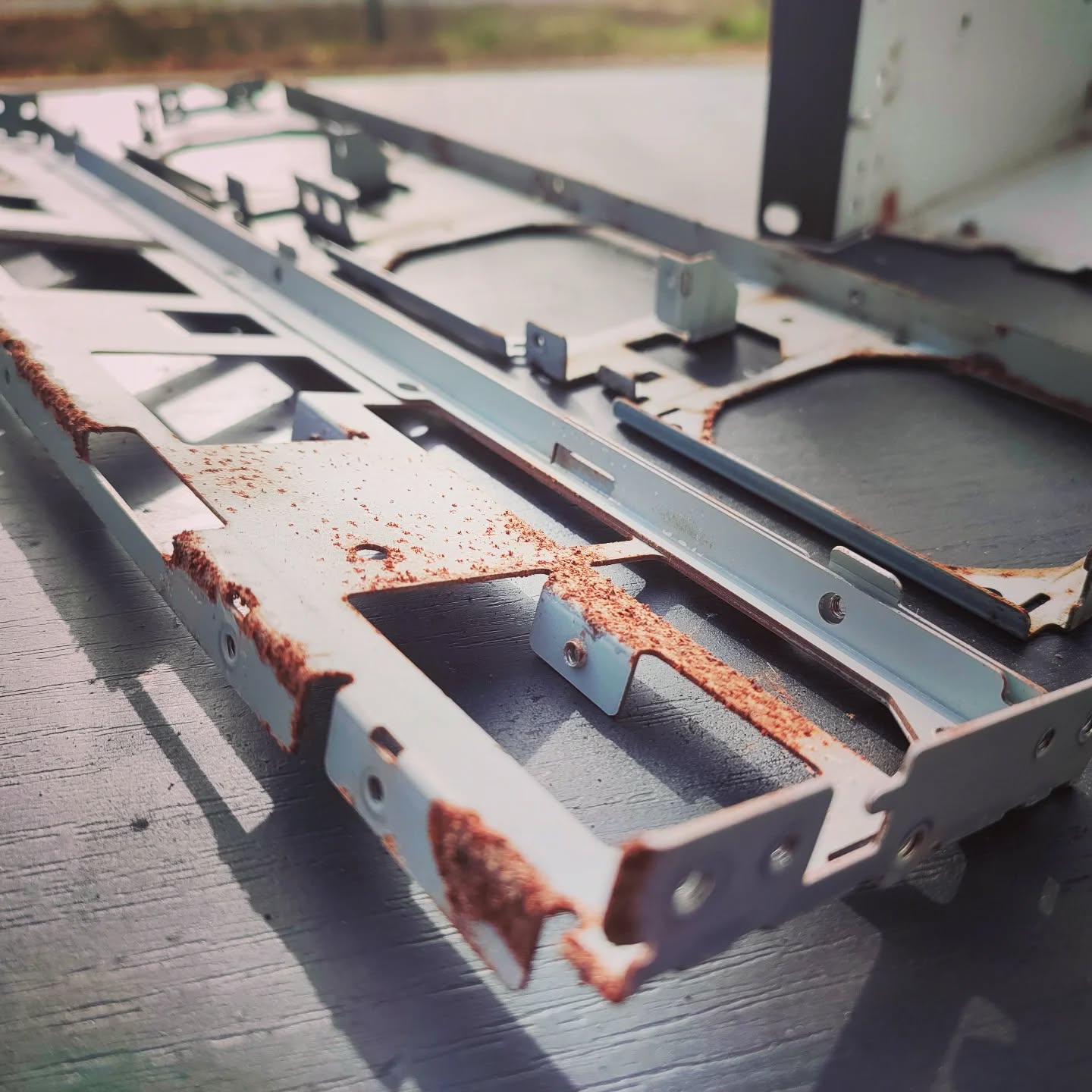 Ponçage et traitement antirouille, là ça devient vital..
#nexonxamp4x2mk2
#amptech
#audiorepair
#electronicrepair
#rust