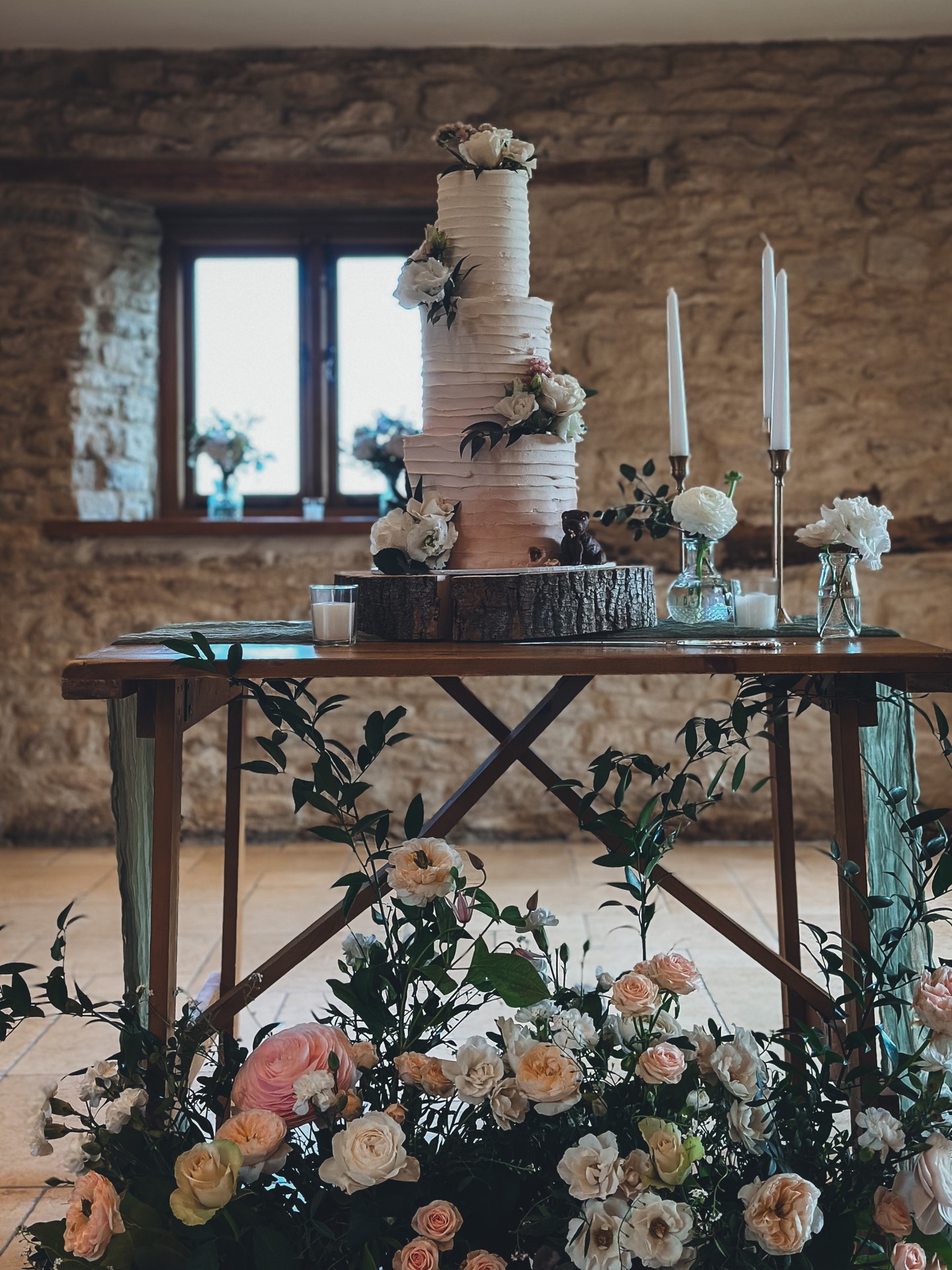There is something timeless about texture. 🤍
Soft horizontal palette knife strokes. Gentle ombré tones. Fresh florals tucked into every tier as though they naturally belong there.
Set against warm stone walls and candlelight, this cake doesn’t compete with the space. It becomes part of it.
Design is not just about the tiers.
It is about the setting.
The styling.
The way it feels when guests walk into the room.
A cake like this is created for couples who appreciate atmosphere. Who want warmth. Who want their day to feel intimate, not overdone.
Rustic elegance with a refined finish.
If you’re planning a Wiltshire, Cotswolds or South West wedding for 2026 or 2027 and you want something that complements your venue beautifully, I would love to design it for you.
Explore more here:
https://www.kimberlyjaynecakedesign.co.uk/portfolio
Enquire via the website to check availability 🤍
#RusticLuxuryWedding
#TexturedWeddingCake
#CotswoldsWedding
#WiltshireWedding
#SouthWestBride