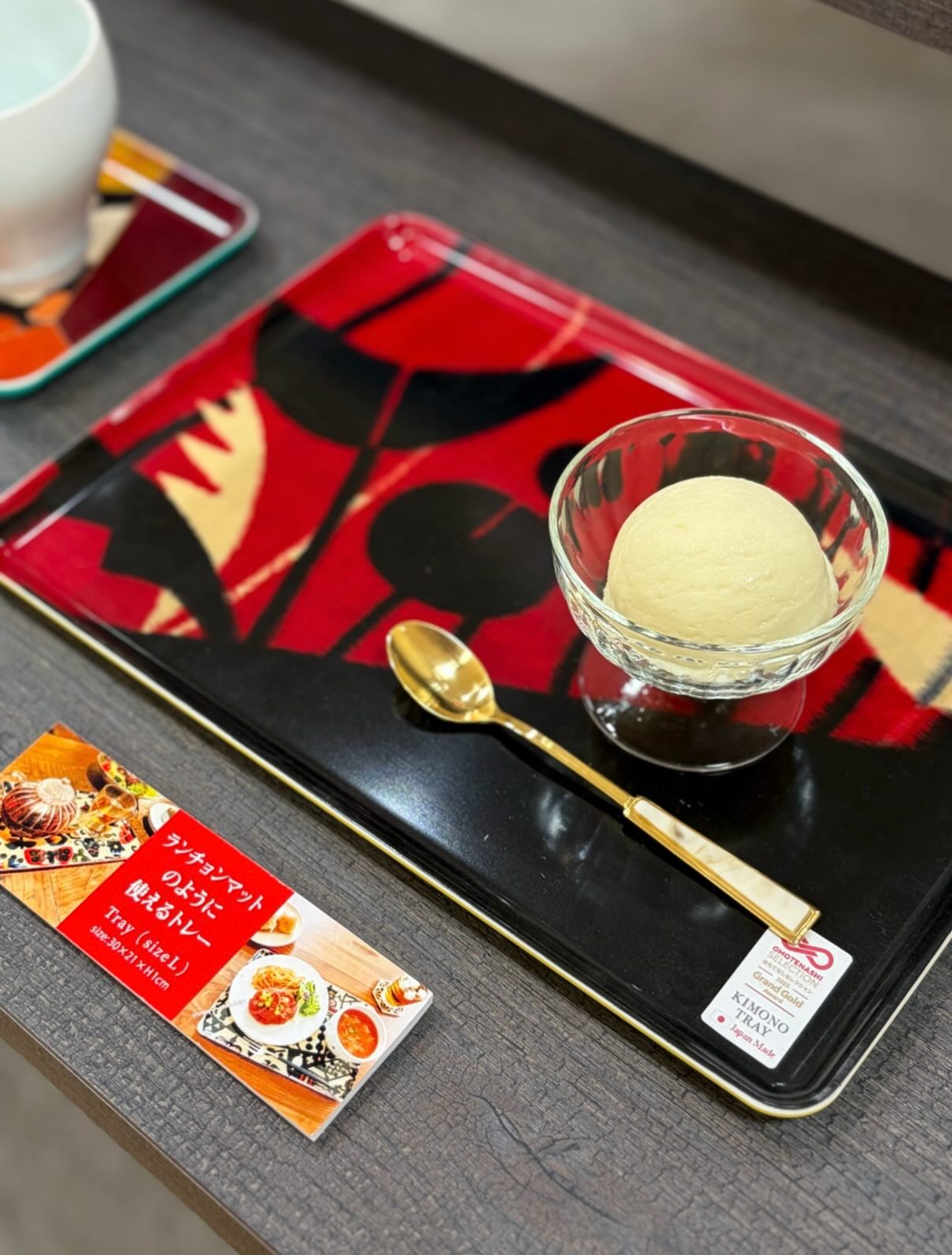 ✨POP UP 3日目✨
日本橋三越本店
本館4F 呉服にて開催中👘🍽️
昨日お立ち寄りくださった皆さま
ありがとうございました🥹👏
「かわいい」「素敵」と
お声をかけていただき、とても嬉しい1日でした💖
一点モノの銘仙トレー&着物トレー✨
さらに、
織元 黒木織物さんとの開発コラボによる博多織トレーも並んでいます。
毎日の暮らしを楽しくしてくれるアイテム。
お食事の時間や、お気に入りの小物トレーとして
さまざまなシーンで活躍してくれます☺️
アンティーク着物生地との出会いは
まさに 一期一会の楽しみ👘💖
宝探しのような気持ちで
ぜひお気に入りの一枚を見つけてくださいね🎁
『思い出の着物をトレーに』
日本橋三越本店限定〔オーダーメイド受注会 〕
ご予約優先となりますが、
当日フロアでのご相談も承っております。
どうぞお気軽にお声がけください☺️
(3/4・7・8 ※3日間)
📍 日本橋三越本店 本館4F 呉服
@gofuku_nihombashimitsukoshi
「花々祭2026」〜春うらら 花咲く銘仙日和〜
🗓 3/4(水) ▶︎ 3/10(火)
⏰ 10:00〜19:00
🚩 全日在店
𓇠𓇠𓇠𓇠𓇠𓇠𓇠𓇠
🎉 Sadaemon Shoten POP UP SHOP
「KIMONO TRAY ™️」
Now at Nihombashi Mitsukoshi Main Store 👘🍽️
One-of-a-kind trays made from antique kimono fabrics✨
They bring beauty and joy to everyday life.Perfect for meals, tea time, or as a tray for your favorite small items.
Each fabric is a special, one-of-a-kind encounter.
Enjoy a little treasure huntand find your favorite piece👘🍽️💖
✧
毎日の暮らしを楽しく彩る
「着物トレー™️」「銘仙トレー™️」
@sadaemonshoten
🏆『おもてなしセレクション 2025』
最高金賞 受賞
✧
#定右衛門商店
#着物トレー
#着物リメイク
#サステナブル
#日本橋三越